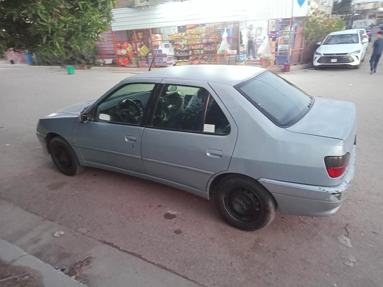 السلام عليكم 
سياره بيجو 306 فرنسي موديل 2002 
السياره مثل ما موضحه بصور نظيفه 
فقط جراد بصبغ 
تبريد تدفئه شغال 
كير مكينه مكفول  
حدادية جديده 
مكفوله من الحادث 
فقط دعاميات نفس مموضحه امامكم والجاملغ بي طخه مبين بصوره 
تحويل ثاني يوم سياره بإسمي سنوية سقطت قبل شهرين 
سعر 38 وبيها مجال 
رقم الهاتف 
*********** بغداد, العراق
