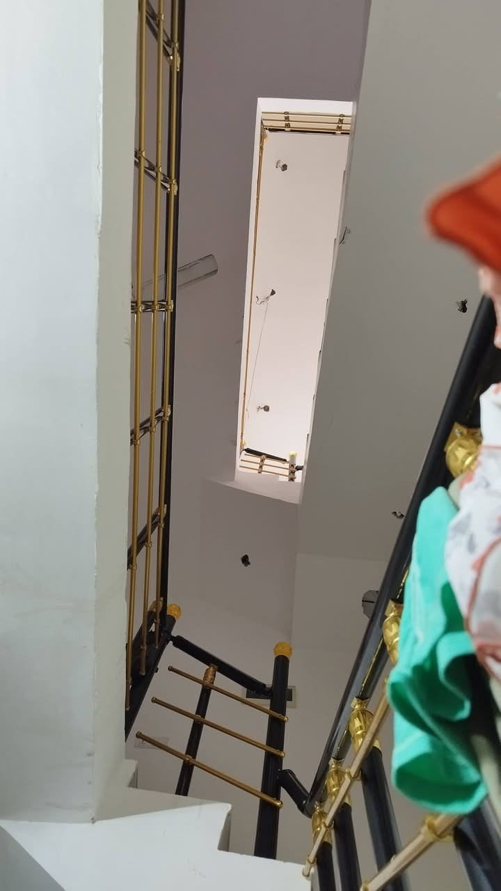 بيع مستعجل. . . 
‏بيت للبيع ركن ٢٠٠ متر  درجة أولى طابوق جمهوري(١٠٠ متر بناء ثلاث طوابق و١٠٠ متر كراج سيارة وحديقة) طابو زراعي سند ٢٥ إقرار محكمة من صاحب الارض ( السند) ٣٠ متر على طريق الزوار يصلح حسينية لخدمة الزائرين أو بيت سكن العنوان :  كربلاء   - قرب مدينة الزائرين  او مقابل جامعة كربلاء فريحه . .. عمود ١٢٨ / 
السعر : تجي تشوف وبيك خير و تدلل 
موبايل ***********
