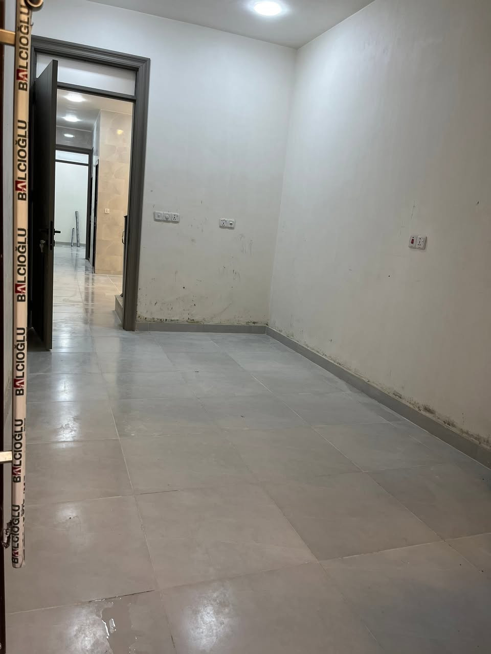 مشتمل جديد للبيع
مشتمل مساحة ٦٠ متر
واجهة ٣ نزال ٢٠
بناء حديث ودرجة اولى 
٣ غرف نوم + صالة + مطبخ
+صحيات فوك وجوا
العنوان حي سومر  شارع عرض ٨
السعر ١٨٠ قابل للتفاوض
للاستفسار ***********
