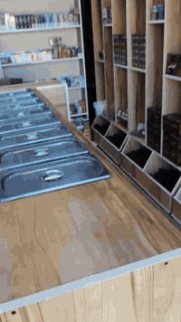 محل نراكيل للبيع كامل بعده جديد ومابي اي نقص ديكور جديد فاترينه مترين ونص بمتر كلشي واضح كبالكم كلشي بي جديد المحل وكلشي بي اريدهن ب 6 ملاين وبي مجال قليل مكاني بصره ابي الخصيب شارع الحي العسكري رقم ***********
