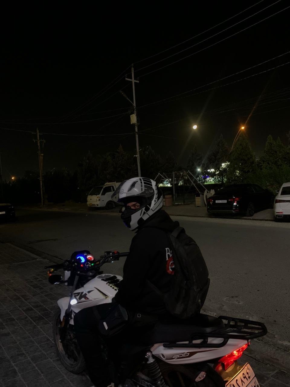 keeway rk 200
موديل: 2025

كليمتر: 16.000km

محرك: cc 200

نوع الكير: بطح 

مرقمة رقم اربيل 

موجود رقم امامي و خلفي 

كضالك موجود سنويه و تحويل الدراجه بسمك 

لا يجود اي غرامه عدراجه 

عطل: ليس يوجد اي عطل او خلل في الماطور 

كهربائيه: كلشي سغال 

عداد km

عداد سرعه 

عداد بانزين 

عداد رون 

اناره و يشارة

يجي مع الدراجه خوضه مجانيه مع سماعاته الخوذه 

ستكرات حماية التانكي من المفاتيح 

مرايات تحت الكيدون (موجود البلادي كمان)

دراجه نضيفه كل ١٠٠٠-٢٠٠٠ km تبدلت دهن بلمركز  صناعه الأصلي الي تابع الى بأجيلان 

دراجه نضيفه اخت الزيرو (!!ممسويه حادث!!) 

السعر عل خاص شباب 

***********