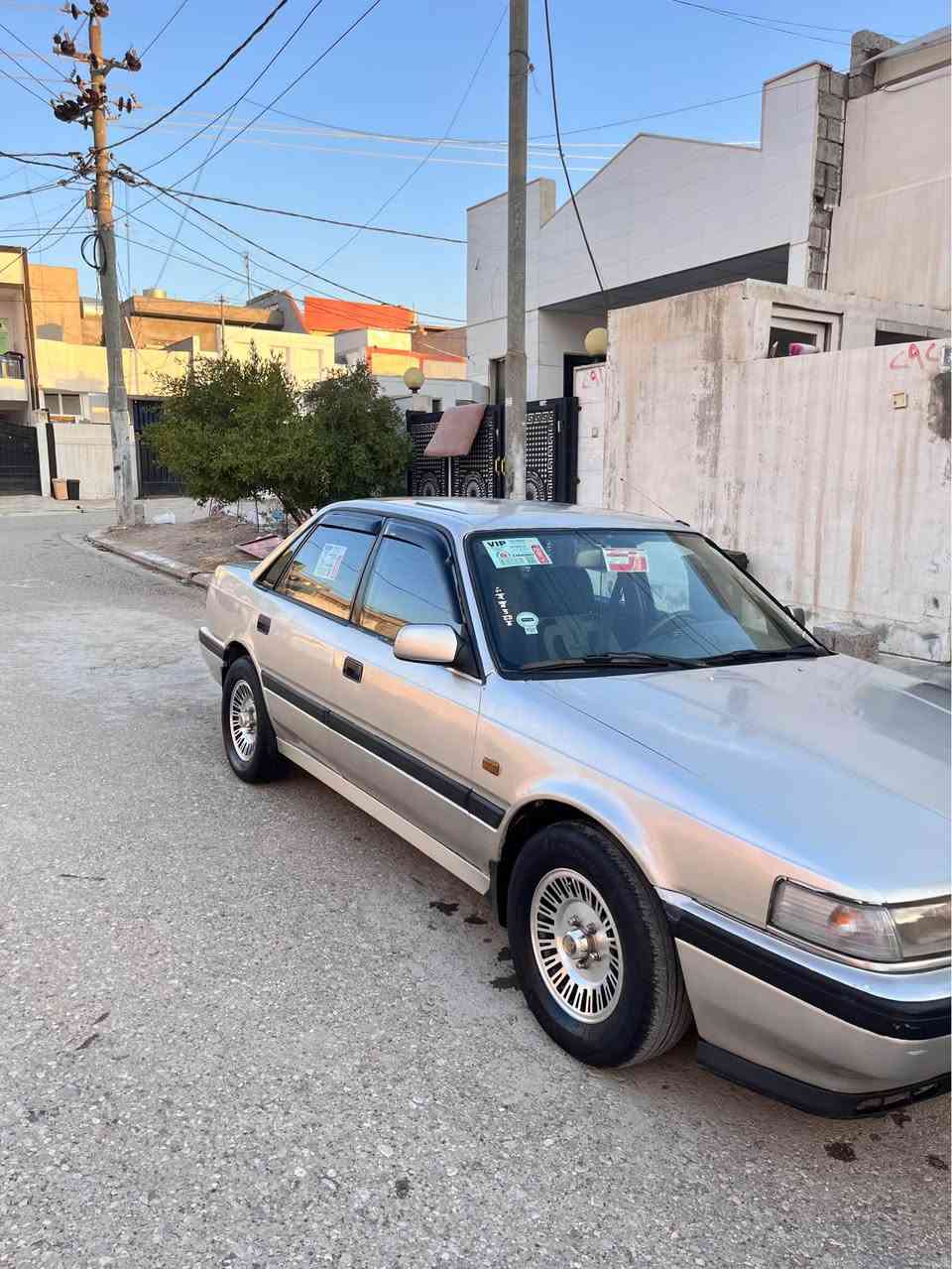 مازدەی ٦٢٦ مۆدیل ١٩٩٠ ٤ جام کارەبای هەزە هەتا ٢٠٢٧ سەنەوی هەتا ٢٠٢٨ نویە بە ناوی خۆمە خەرامەو ئەوەلیات بەشەرتە سیارەکە بەس جەمپەکی خەفیفی پشتی هەیە فول فولە بسلایتە بەس گیری حادیە سیارەکە جایزە ماری دۆستە  گۆرینەوەش دەکەم لەگەر شتەکی بە دلم بیت لە هەولیرم سەحریشی ٤٩ وەرەقەو مەجالەکی برایانە ژ.م *********** کۆرەک *********** Singapore
