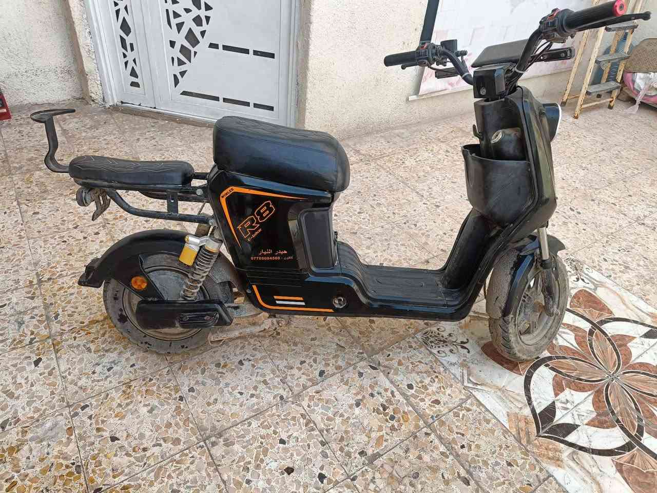 دراجه شحن R8
سعر 250
يحتاجلهة فقط بطاريات 
عنواني بصره تنومه
واتساب ***********
