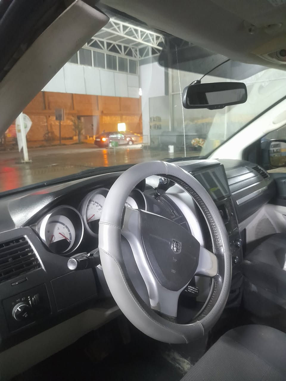 دوج كرفان محرك ٣٨٠٠ صبغ عام السعر ٧٥ ورقة موبايل *********** للعلم بيها اشتراك كامل من حي التعليم إلى حي النور
