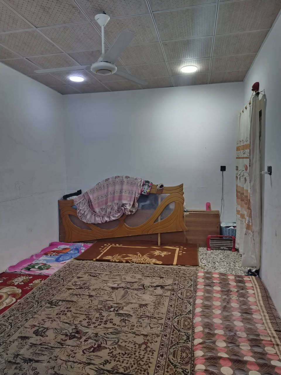 السلام عليكم بيت للبيع المساحه ٥٠ متر البراكيه شارع المطار القديم قرب أسواق الأمير البيت يحتوي على غرفه صاله مطبخ صحيات السعر ١٥ معه المجال الاستفسار على الرقم ***********
