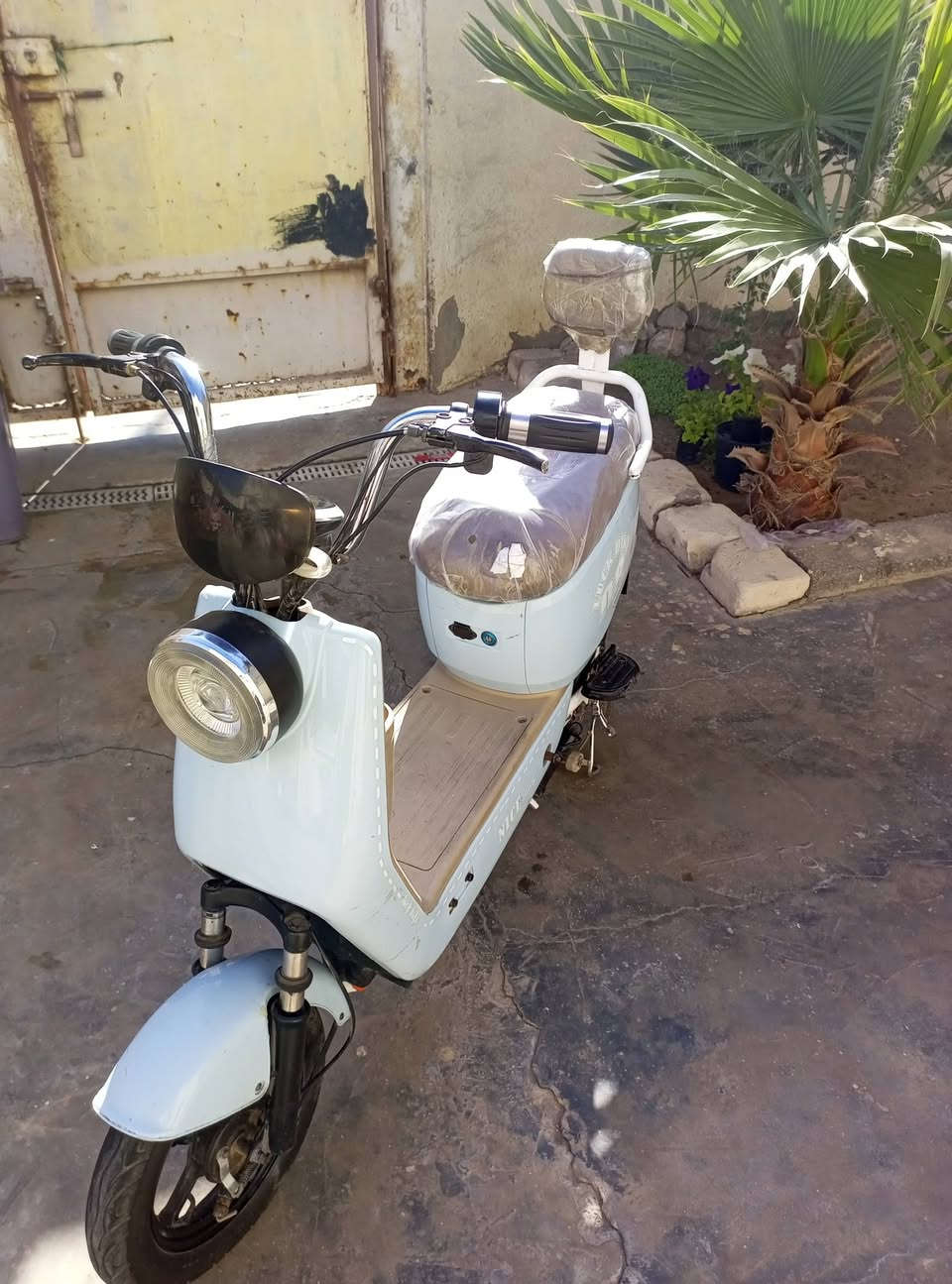 سلام عليكم دراجه جاهزه وكلشي يشتغل بيها بس البطاريات منفوخات السعر125 الزبير***********
