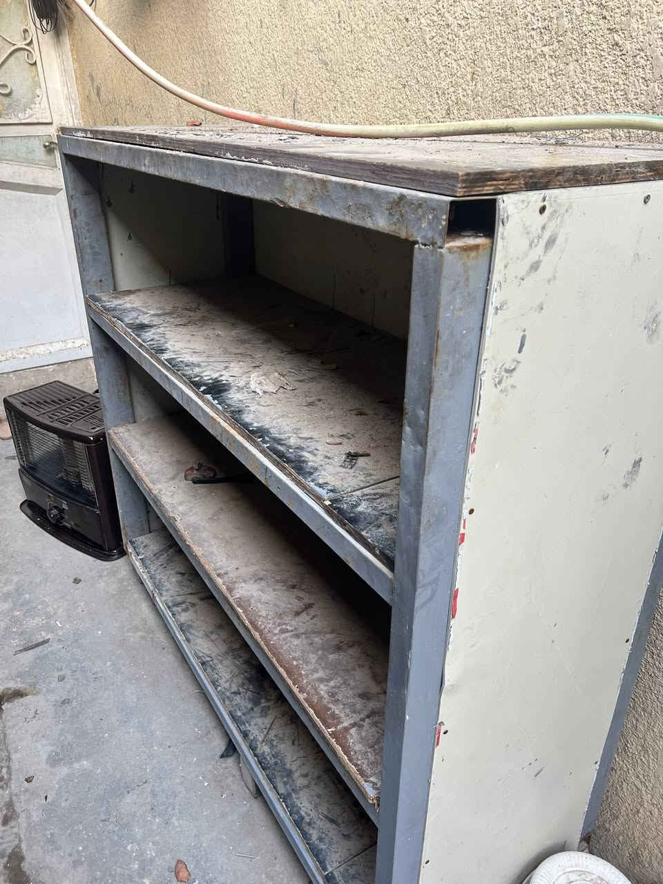 سلام عليكم ميز ثلاث رفوف تفصال حديد ثقيل مكاني كربلاء حي الرساله للتواصل ***********
