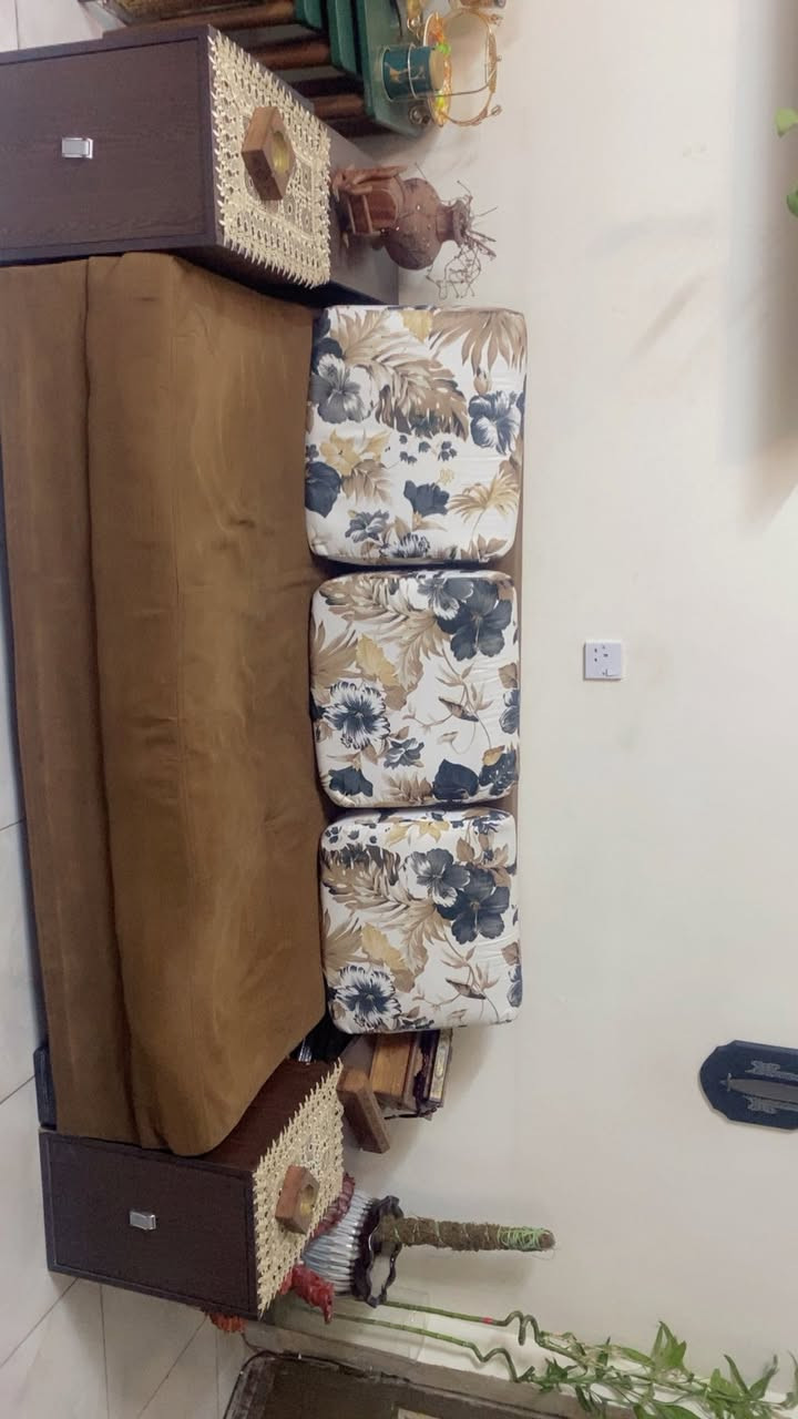 السلام عليكم
ديوان للبيع 

قنفه ام ٣ مقاعد + قنفه ام ٢ مقاعد + زاويه ايضا مقعد

السعر ١٥٠ الف

المكان السيديه 

التواصل ***********
