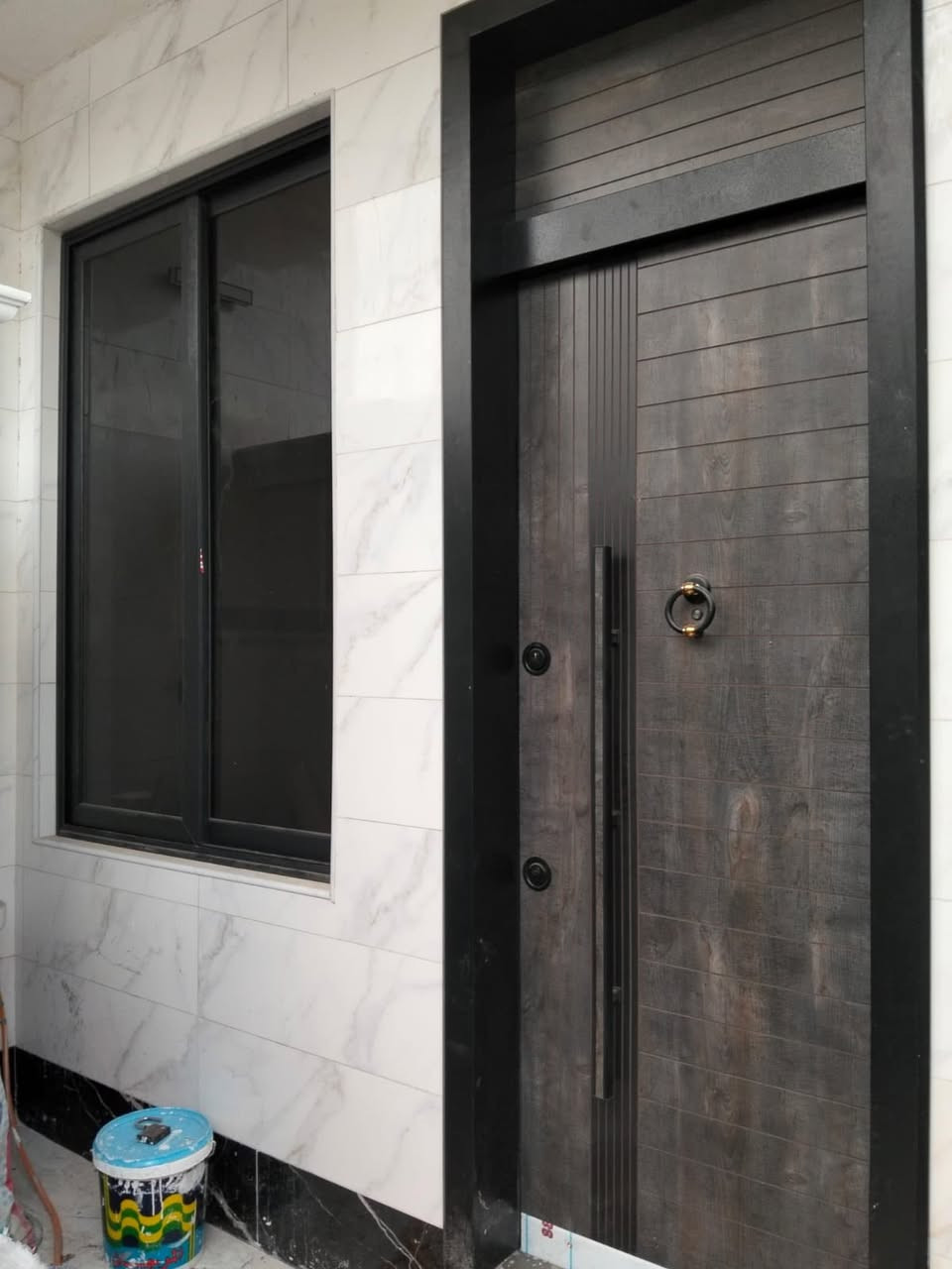 السلام عليكم
مشتمل للبيع او مراوس المساحه 90 م قاطين مسلح بناء حديث تسليم مفتاح بناء درجه اولى فول الواجهه 4،5 والنزال 20 مدخلين

يتكون من 

كراج خدمات خارجيه استقبال صاله مطبخ خدمات منور غرفه 

ط2 غرفتين منور خدمات 

ط3 بيتونه كبيره وسطحين 

ارضيه مرمر ابواب تركيا قاصه شبابيك المنيوم

العنوان الشعب خلف لحوم ابو سجاد الي مقابيل حسينيه المصطفى

سعره مناسب جدا

للاستفسار اكثر الاتصال او مراجعه مكتب الشارقه للعقار موبايل *********** ابو يوسف
