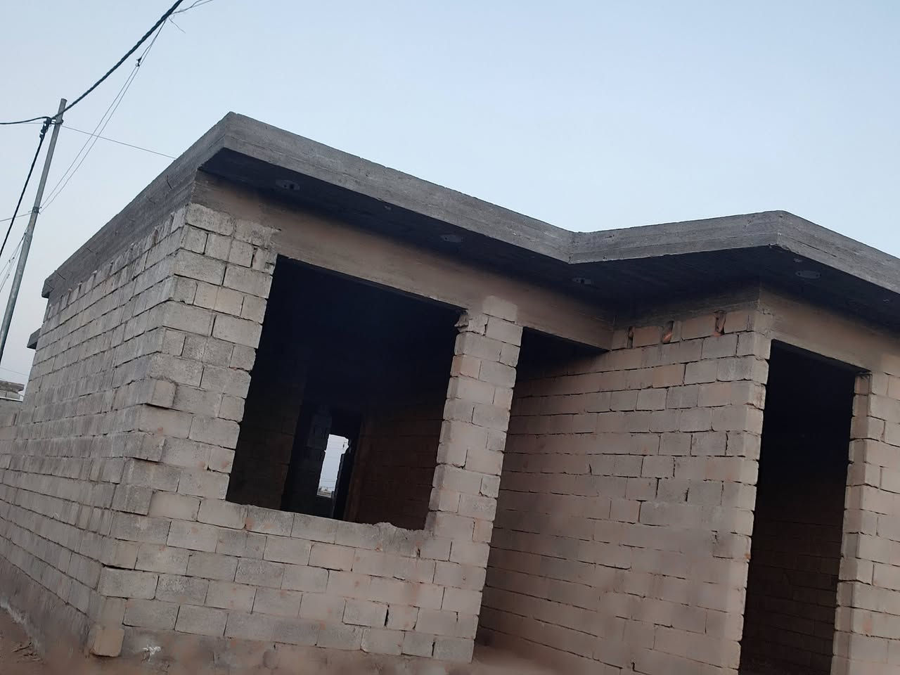 سلام عليكم بيت ركن  للبيع  حي شرطه قرب حي المهندسين متكون من غرفتين 5×4 وهول 9×4 ح حمام داخلي  مضيف 7×5ومطبخ 5×4 مساحه 250 سعر 40 بي مجال الاستفسار ***********
