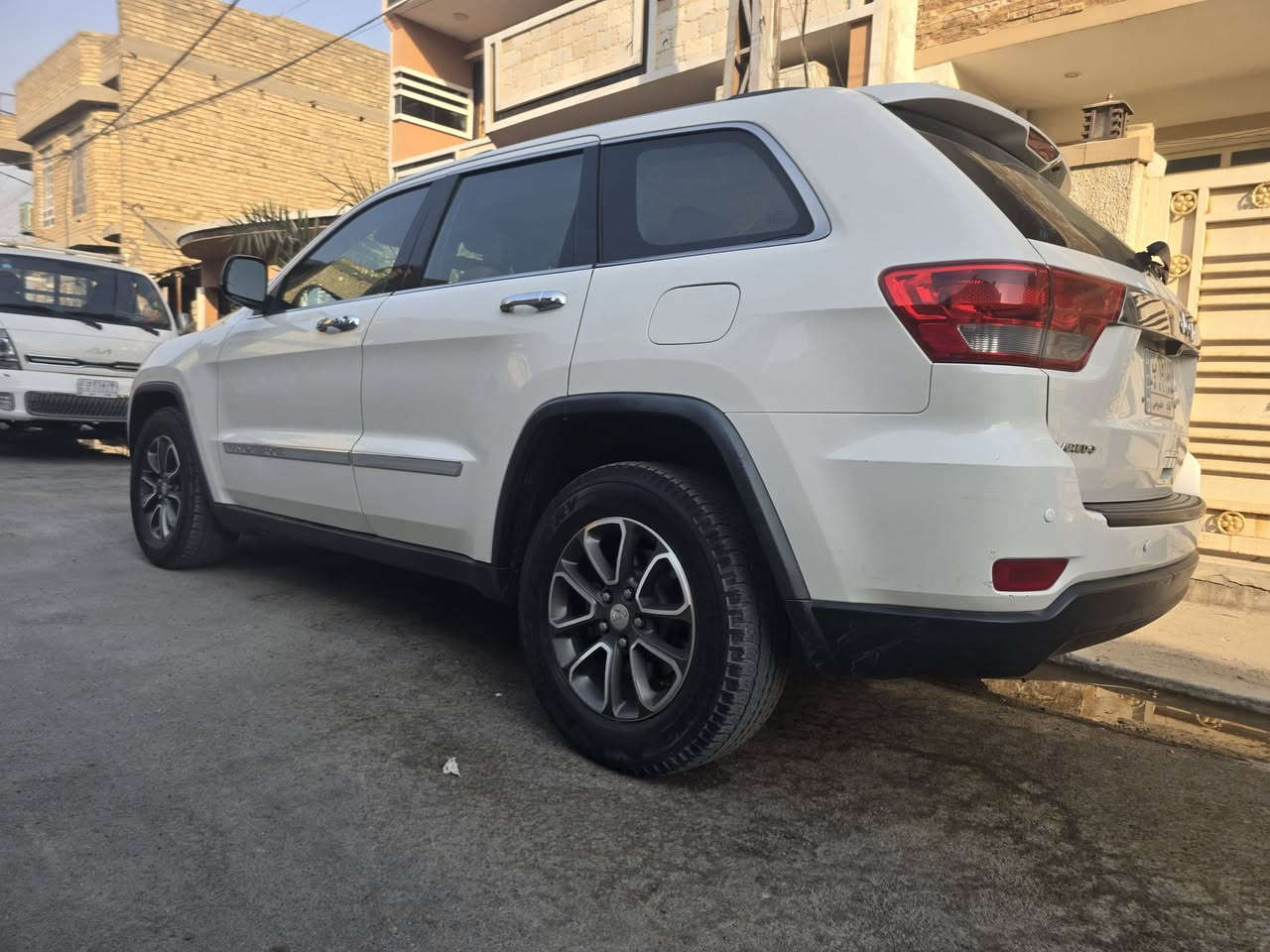 السلام عليكم اخوان جيب لاريدو موديل 2011 للبيع  ضررها شاملغ عكس السائق و شويه بالباب  ما بيها ايرباك  السعر 157 
مكان السياره بغداد الغزاليه 
رقم التواصل واتس اب ***********
