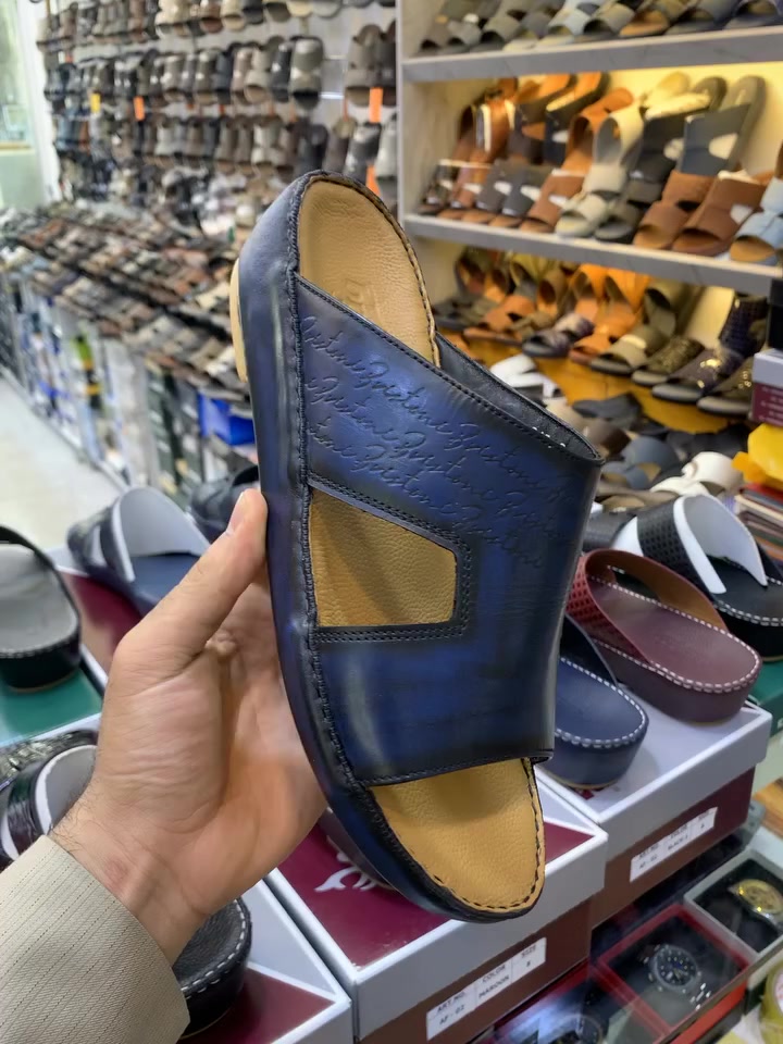 السلام عليكم وصلة بضاعتنه الأماراتيه 🇦🇪
الجلد الطبيعي ال ١٠٠٪؜ 
شغل يدوي مخيط ومغلف باجواد انواع الجلود 
الدبان جلد والوجي جلد 
القياسات متوفره من ٤٠ لل ٤٦ 
شرفونا داخل المحل او للتواصل واتساب ***********
