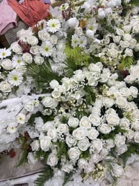ورد مع بوري سفنج كمل لعدد ٨قطع لون ابيض ومع ورد جهنمي عدد واحد لبيع مف...