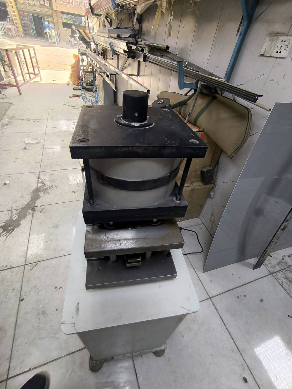 سلام عليكم ورحمه الله 
ثاقبه 5 في 1 للبيع 
مفصلي + وسلايت + واسبانيول + ومياه امطار + ول خامسه ماعرفها شنو استخدامها ابد للتواصل ***********
