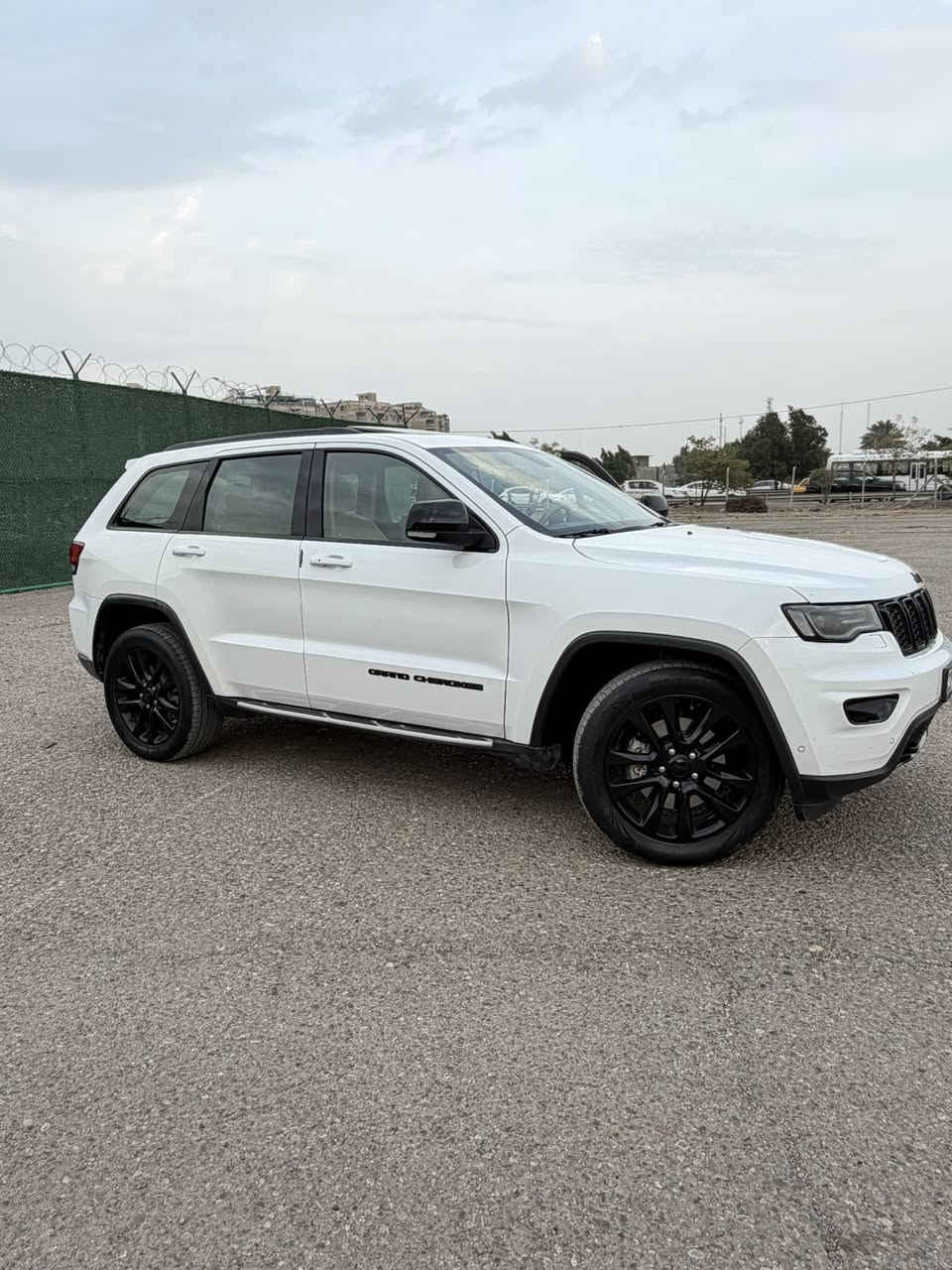 جيب خليجي بلاك توب 2019 فول مواصفات
كشات جلد 
فتحة سلايت
حساسات رادارات
محرك 6 سلندر 3600 ‎ 
ماشية 76 ميل
‎ حساسات امامي خلفي اصل 
كاميرا خلفية دوارة مع الستيرن 
 ‎ اشارات بالمرايا الجانبية 
مرايا جانبية شفط ‎
كشنات تدفئة
كشنات كهربائية
ماوس تحكم قيادات 
 
وباقي الموصفات المعروفة

بيها صبغ بالباب الخلفي عكس السايق 
بدون اي دواخل بدون ايرباك 
سيارة نظيفة كلش 
مكان السيارة بغداد العامرية
***********
