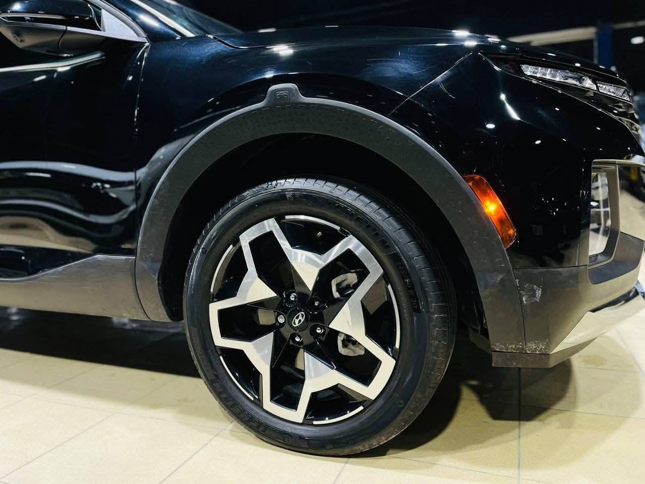 للبيع أو المراوس
هيونداي سانتا كروز 2024 – Limited (فل مواصفات)

واحد على واحد

الحالة:

 • بدون حادث

 • فقط بارد بسيط: قبق جنطة

 • بارد خفيف جداً في هلال الجاملغ الخلفي

•ممشاها -43-الف كم فقط

⸻

🔧 المواصفات الفنية

 • محرك 2.5 Turbo

 • القوة 281 حصان

 • دفع رباعي AWD

 • قير أوتوماتيك 8 نمر

 • مودات قيادة متعددة

⸻

🚗 أنظمة السلامة والمساعدة

 • رادارات أمامية وخلفية وجانبية

 • مانع تصادم

 • تحذير مغادرة خط السير

 • تحذير الخروج عن المسار

 • قيادة شبه ذاتية

 • كاميرات 360 درجة

⸻

💡 التجهيزات الخارجية

 • إضاءة LED فل أمامي وخلفي

 • إشارات بالمرايا

 • فتحة سقف

 • ويل 20 إنج مع تخم وتاير جديد

 • إنارة ترحيبية عند فتح الأبواب

⸻

🖥 التقنيات والداخلية

 • شاشة عدادات ديجيتال

 • شاشة وسطية + لوحة تحكم لمس

 • تشغيل عن بعد

 • مراية داخلية تعتيم

 • إنارة داخلية LED + إنارة بالأبواب

⸻

❄️🔥 الراحة

 • تبريد قطعتين

 • تدفئة وتبريد بالكراسي

 • تدفئة بالستيرن

 • مقاعد جلد

 • كرسي السائق كهرباء

⸻

📍 السيارة نظيفة وجاهزة

📞 للاستفسار والمراوس التواصل على الرقم 
***********
