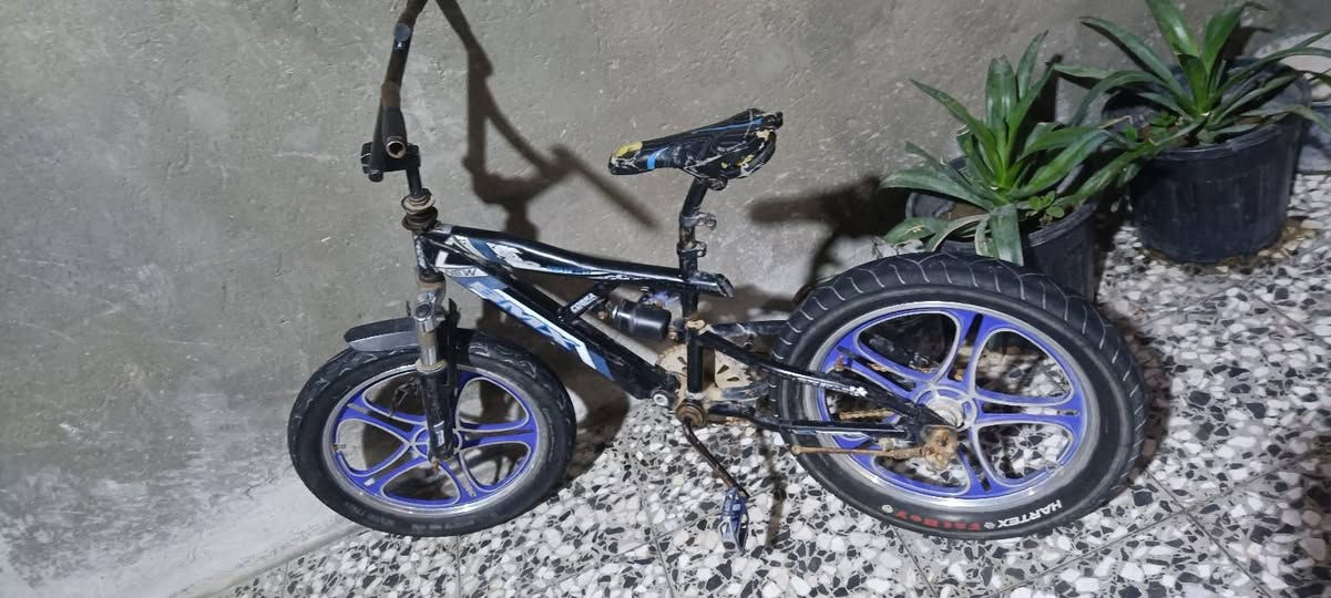 بايسكل للبيع حجم عشرين ابو دبلات وبريك بي ام اكس مابيه اي عيب *********** شهداء شارع البرج سعر 45
