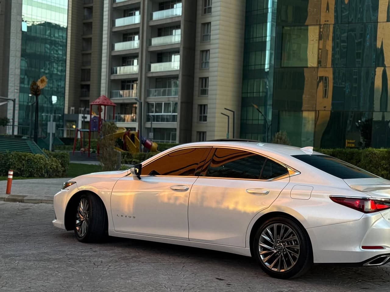 لێگزز 2023  ES350 Lexus 
وارد ئەمریکی 
سپی سەدەف
دەعامی بۆ دەعامی کەپس
کلین تایتل 
١٨،٠٠٠ میل رۆشتووە 
سێرفس شرکە لیگزز

نرخ : خاڵێک دابنێ لە کۆمێنت بە تایبەت دێت 🤖 

زۆر بە جوان و خاوێنە ماوەتەوە 
دینار مەسرەفی تێدا نیە 

بۆ زانیاری زیاتر پەیوەندی بە خاوەنی 

 ***********
***********
