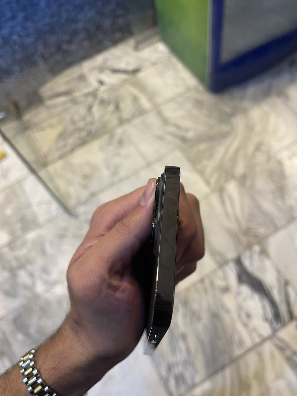 ايفون 13برو ماكس بطاريه 94 وتر بروف ممفتوح بطاريه بلادي بي فقط ضهره مكسور ذاكره 256 سعره 600وبي مجال مكاني البياع ***********
