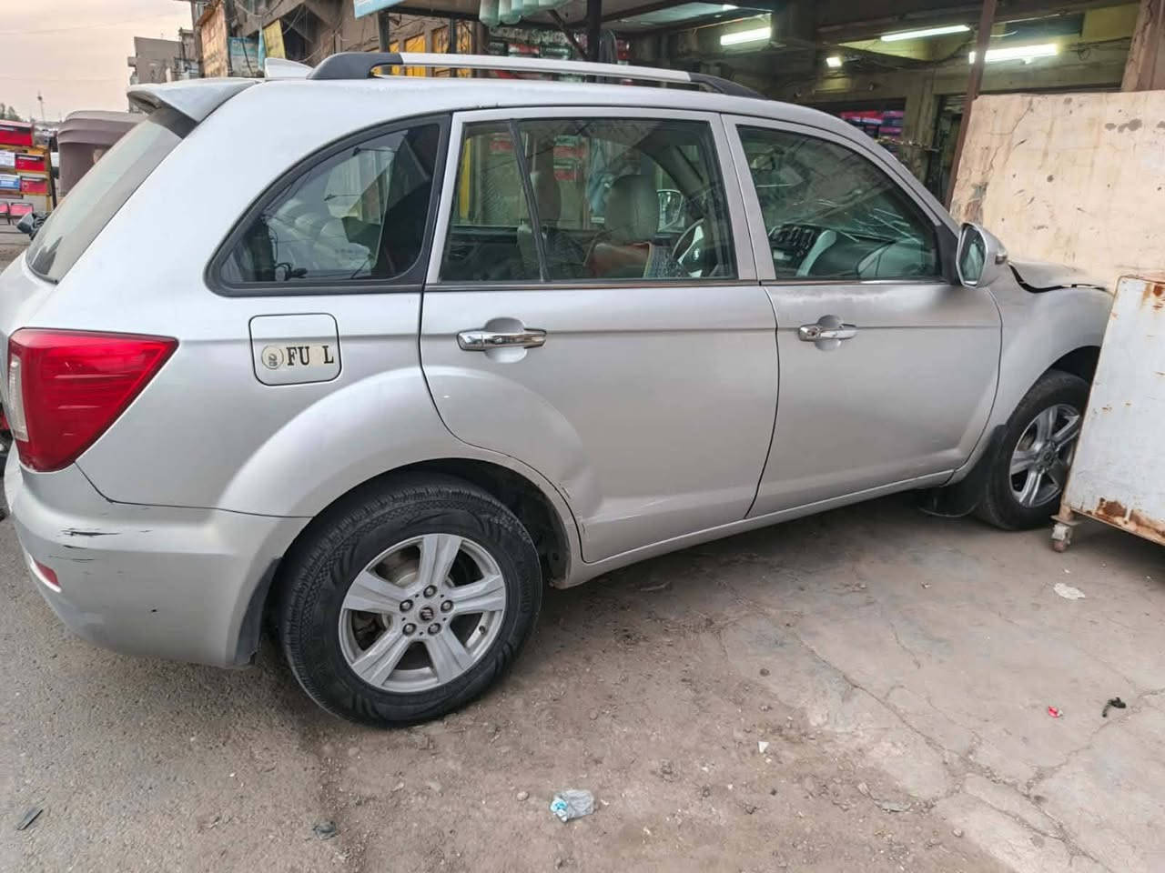 سيارة اليفان x60
 سعار ٤٠ وراقه 
سيارة حلوة ونضيفه 
بدنته تيارت جدد باتري جدبد 
يحتاجلهة بس بنيد 
محرك جديد شرط 
ويحتاجلهة ادامه 
سيارة متروكه 
موديل 2015
***********رقم وتساب 
***********رقم الهتف
