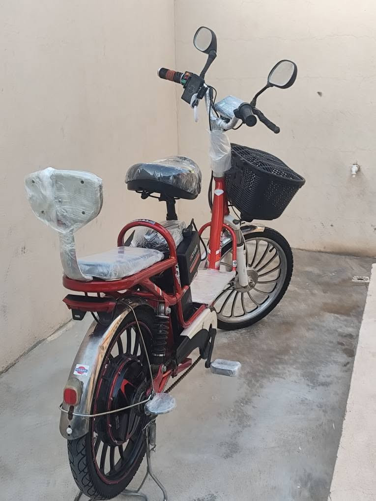 پاسکیل شحن بۆ فرۆشتن مەزبوت بێ کێشە،
 شکاوی پێوە نیە  و جوانە ، حـەجـم گـەورە 
شـەریــکەی <BOXER> وەجبەی ئەسڵی 
مواسـەفاتەکانی:شـەغال چوار پاتری و پاتریەکانی زۆر بێ کێـشەیـەو نەگـۆڕاوە و بیلادی خۆیەتی،سێ گێڕ،بە کۆنتڕۆڵ ئیش ئەکات، دژە دزیـیە واتا کە دەسی بۆببەی دەنگە دەنگ ئـەکـات، دوو دەبڵە،تایەی دواوەو پێشی و بانس  تازەیە.
پاسکیلەکە هەموو شتێکـی بەشـەرتە مـەسـرەفی تیـانیـیە
نـرخی ۱۹۰ هەزارو کەمێ مـعـامەلە شوێـن"چـەمـچەماڵ
ژمارەی تلفون
*********** شمشمل, السليمانية
