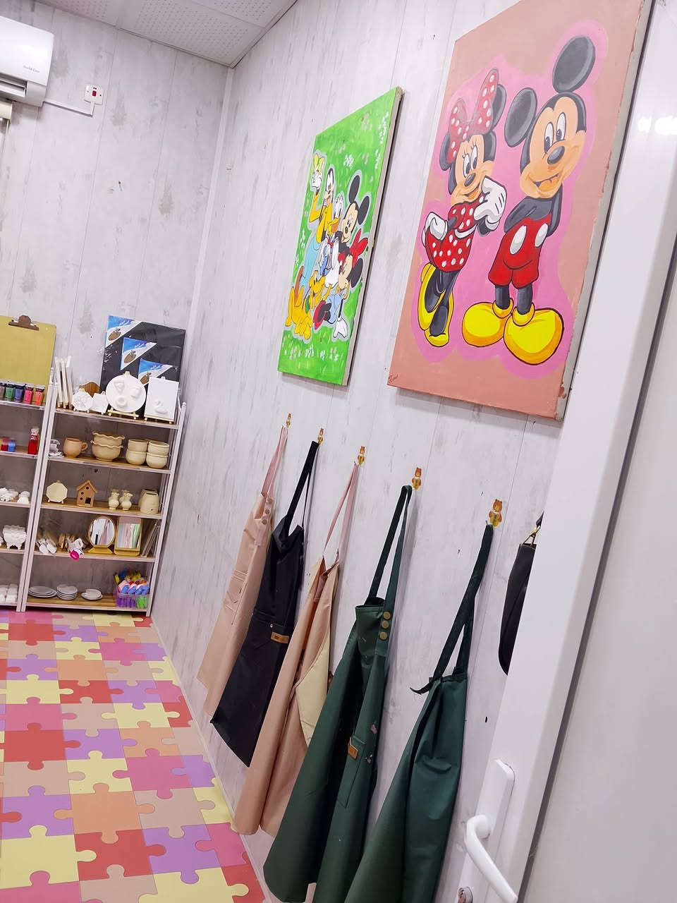 🎨 مرحبًا بكم في ورشة لونها ✨

مساحة فنية تجمع بين الإبداع، التعلم، وتنمية المواهب، حيث نقدم برامج متنوعة تناسب مختلف الأعمار.

🌟 نقدم لكم:
🖌️ ورش يومية
📅 ورش أسبوعية
🎨 ورش شهرية
👧 برامج مخصصة للأطفال
🌸 دورات خاصة للشابات
✏️ تعليم الرسم الأكاديمي والبورتريه بالفحم والتلوين وتقنيات الرسم المختلفة.

نؤمن أن الفن وسيلة للتعبير والإبداع، لذلك صممنا برامجنا بأسلوب عملي وممتع يناسب المبتدئات وكل من ترغب بتطوير مهاراتها.

📍 الموقع: الكرادة
📞 للحجز والاستفسار: ***********

ورشة لونها... مساحة للإبداع، والتعلّم، وصناعة لوحات تحكي قصصًا جميلة. 🎨🤍
