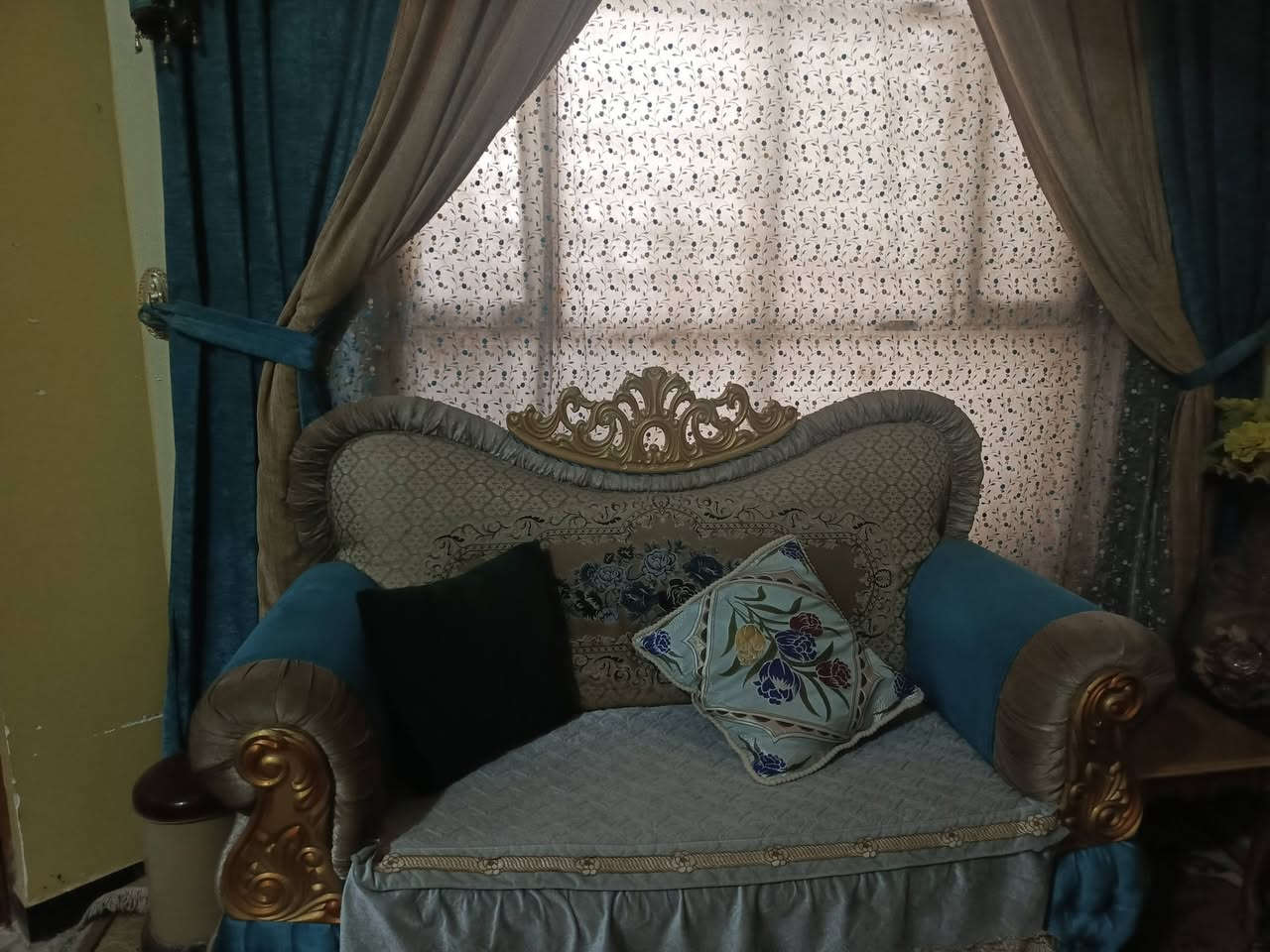 السلام عليكم تخم ملكي نظيف جدا مع البردة للبيع السعر ٥٥٠ وبي مجال للاتصال أو المراسله ***********
