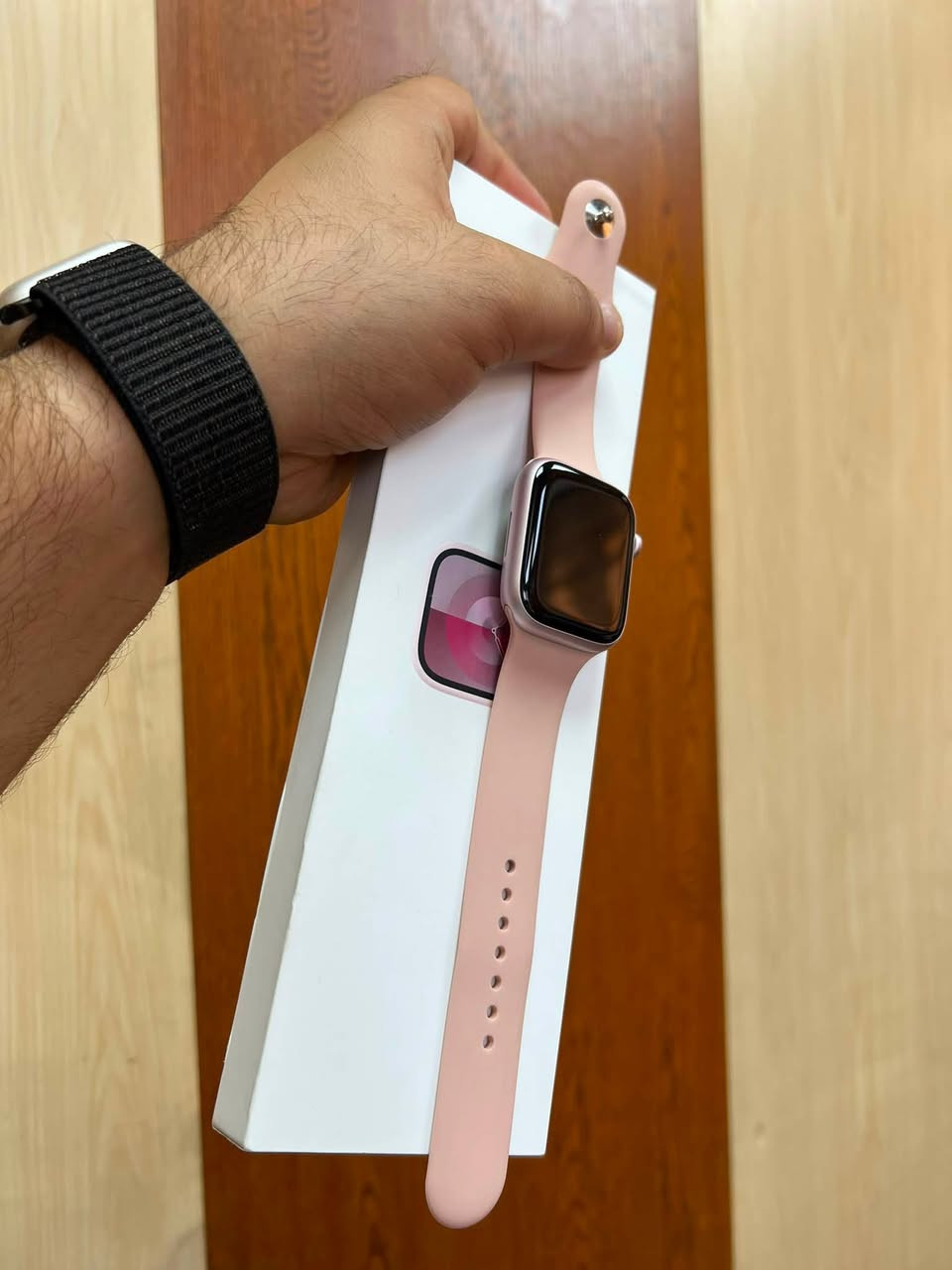 ‏Apple Watch series 9 Silver⌚️45mm
السلام عليكم 
ابل واتش جيل 9 اصدار نايك 
حجم الساعة 45 mm
بطارية الساعة 100%
نظافة الساعة 100% والله حتى اظلمها اذا اكول بيها شخطة الساعة سيرها الاصلي ما ملبوس وشحانتها الاصلية ما مفتوحة ويمك الحساب بعد الساعة موضحة بالصور مصور كلشي بالتفصيل ودقيق علمود توضح الك بشكل كامل 

سعر خاص او اتصال

موصل حي السكر

*********** اتصال + واتساب
