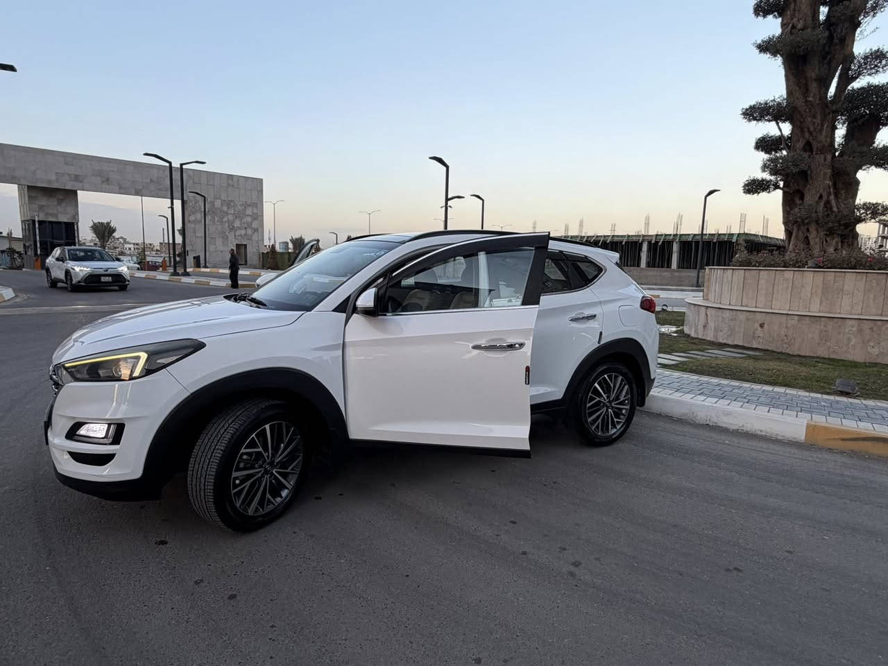 يالله اللهم صل على محمد وال محمد ... هيونداي توسان ٢٠١٩ خليجي وكالة فول مواصفات
العداد / ١٣٤ الف كيلومتر حقيقي قابل للزيادة

المواصفات / بانوراما -بصمة وبصمة ابواب- مري كهرباء -مقاعد جلد وكرسي السايق كهرباء - حساس امامي وخلفي - كامرا خلفية - تحكمات واوامر صوتية وشاشة ابل كاربلي وغيرها

 * السيارة مرقمة بغداد وعليها تخم تايرات جديد ودهن وفلاتر جدد وصدر جديد يعني كاملة مكملة 

ملاحظة / السيارة نطخت عدنا ابغداد وصار بيها تبديل جاملخ امامي جهة السكن بدون اي دواخل وبدون ايرباك موضح داخل الفديو 

السعر / ١٨،٨٠٠ $ وبيها مجال بسيط ... الشراي يتصل ويدلل *********** واتساب وغير متواجد على الفيس /  مكانها بغداد
