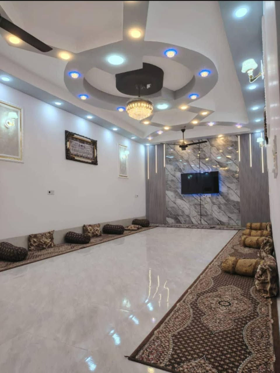 دارللبيع مساحه ٣٠٠ متر طابقين يتكون البيت من استقبال ١٠متر و ٥ غرف نوم وهول وكراج ١٢م صيحيات بل طابق الثاني والطابق الاول و احد الفرف في الطابق الاول مساحته ٧*٥تحتوي على سويت داخلي وصحيات خارجيه  الواجهه الابواب والشبابيك المنيوم ايطارات الابواب والشبابيك الواجه مرمر نظام كهرباء الواجه فوتوسيل يشتغل ويطفي وحده نظام الكهرباء فول كل طابق على حده نظام الماء نظام حديث  صندوقي سقف الاستقبال والمطبخ والهول مغربي بلصب الغرف سقف ثانوي يحتوي على ترك مساحه جدآ حلوه وحديقه الواجه ١٠ العمق ٣٠ نظام كامرات مراقبه حديقه

السعر 125مليون مع المجال

صياده قبل السيطره
***********

***********
