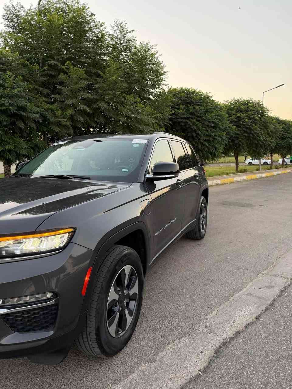 سيارة جيب جراند شيروكي 2024Limited 4xe بيه قطعه صبغ 3 شاشات و 3 انظمه كهرباء وهايبرد وبانزين  ماشيه 36 ألف ميل للتواصل وان ساب *********** أربيل, العراق
