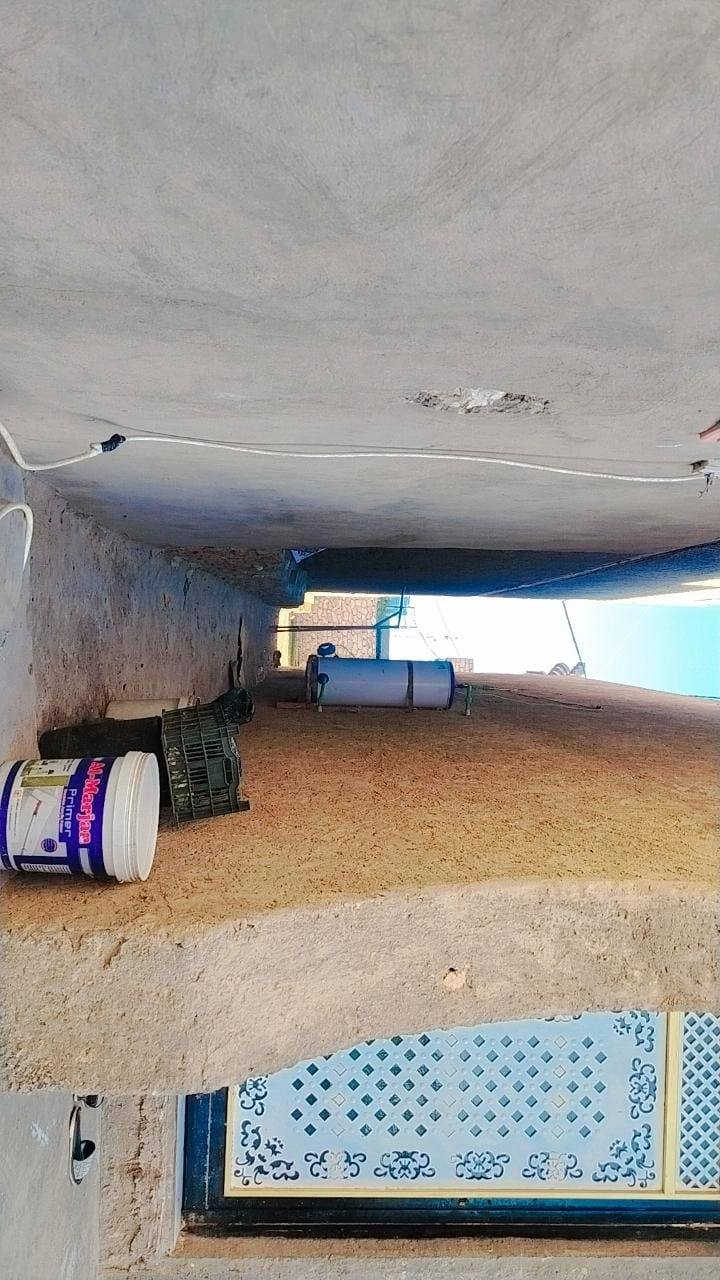 سلام عليكم ..للبيع بيت. بناء جديد المساحه الكليه 450م. ومساحه البناء 250م.مكانه هيت حي امينه  متكون من غرفتين وصاله ومطبخ وكندور وطابق الثاني فقط بيتونه ..ماشين بمعامله الطابو ..بي اوراق مي وكهرباء وشارع تبليط ..السعر 65)) وبي مجال للاتصال ***********
