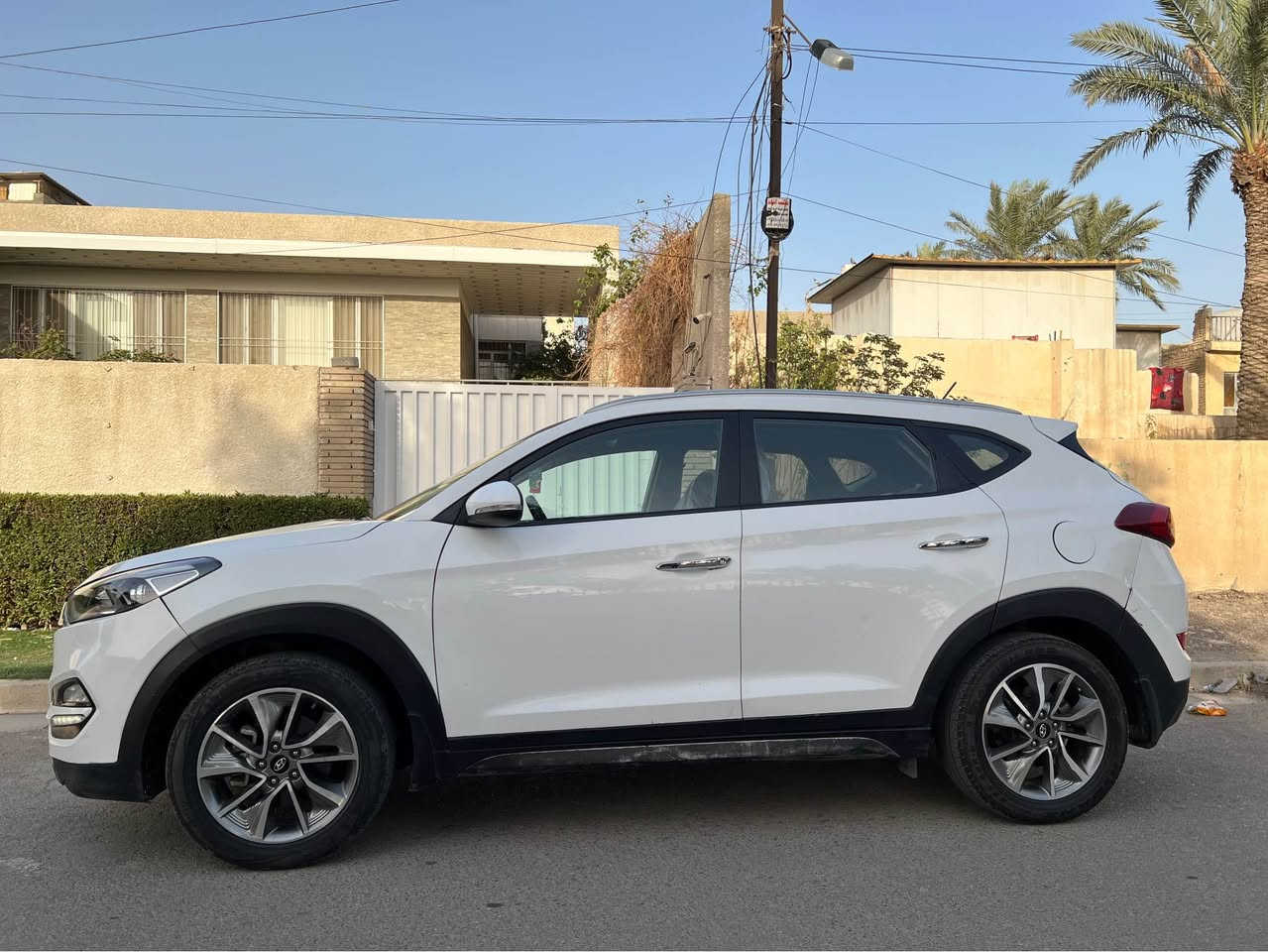 السلام عليكم 
توسان 2018 خليجي 
نص فول 
محرك ٢٠٠٠ دوش 
شاشه كامره 
كشنات جلد تحكم ستيرن 
وضعيات قياده وباقي المواصفات المعروفه 
(((السياره مصبوغة عام )))
محرك كير مكفولات 
رقم بغداد بسمي شخصيا ثاني يوم احولك
السعر ((125))وبيه شي بسيط  
مكاني بغداد
*********** 
الشراي يتصل غير متواجد على الفيس بغداد, العراق
