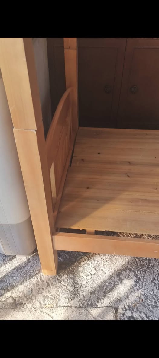 سرير نوم للبيع طابقين حجم كبير ترهم طابق واحد وترهم طابقين
ااسعر 250 وبيه مجال 
هاتف ***********
