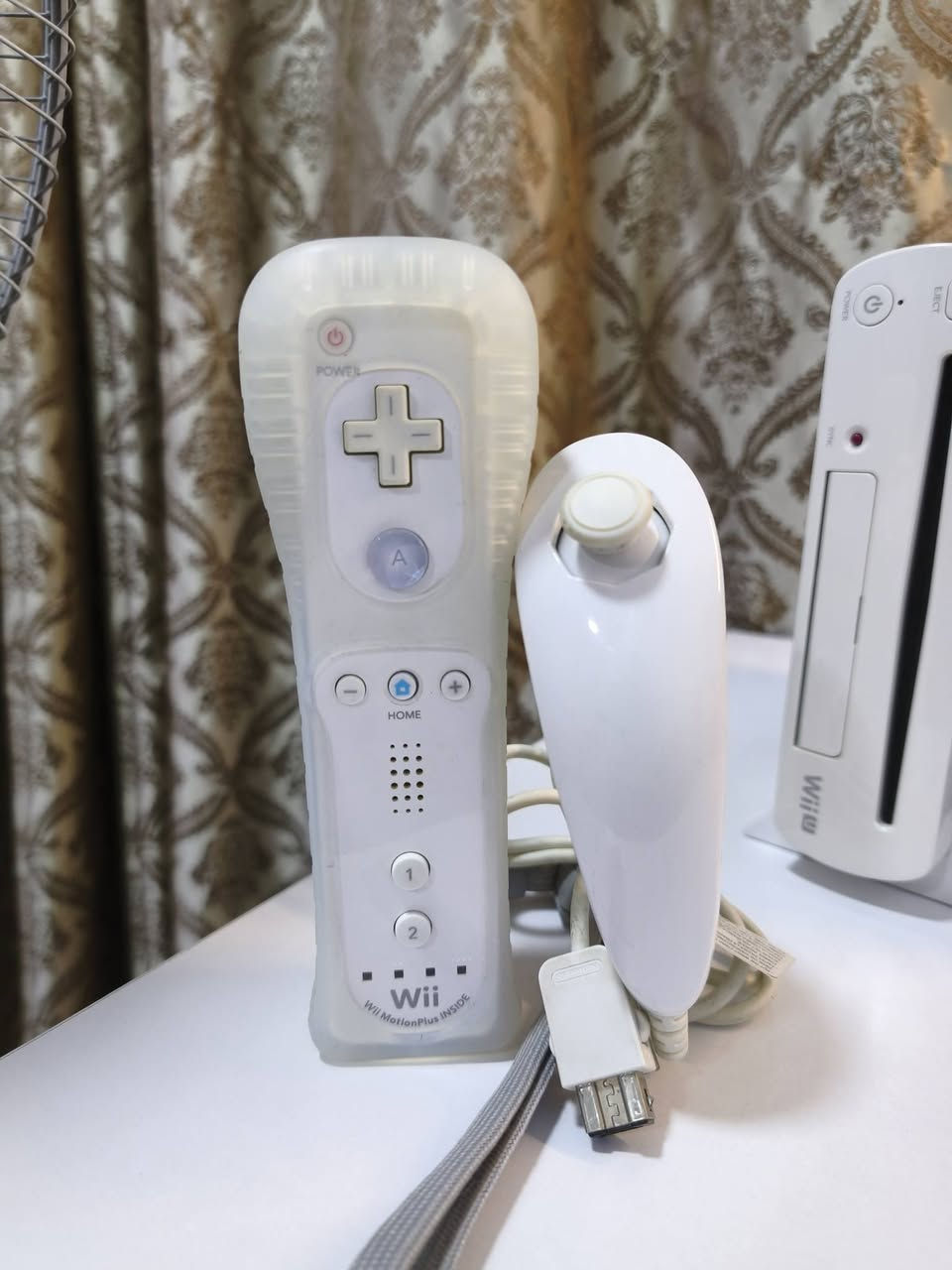 📦 تفاصيل العرض والأسعار (للقطع كاملة)
الجهاز والملحقات (280.000 دينار عراقي):

جهاز Wii U ريجن ياباني نسخة (Mario Kart 8 Set - 32GB) بحالة المصنع ونظيف جداً جداً طبعاً الجهاز اني جبتة من اليابان.

الكرتون الخارجي الأصلي متوفر.

الـ GamePad الأصلي نظيف وبدون خدوش.

اليد الاحترافية الأصلية السوداء (Wii U Pro Controller).

محولة الجهاز الأصلية + محولة الكيم بيم + سنسر بار.

قاعدة تثبيت الجهاز + قاعدة شحن الجيم باد الأصلية.

جهاز تحكم Wii Remote Plus الأصلي (المطور) مع النانتشاك وحافظة السيليكون.

مجموعة الأقراص الأصلية (اليابانية NTSC-J) نظيفة 100% وبدون أي خدش:

‏The Legend of Zelda: Breath of the Wild ➔ (40,000 دينار)

‏Super Mario Maker (النسخة الخاصة بالعلبة الكرتونية) ➔ (50,000 دينار)

‏New Super Mario Bros. U ➔ (15,000 دينار)

‏Super Mario 3D World ➔ (15,000 دينار)

‏Super Smash Bros. for Wii U ➔ (15,000 دينار)

‏Splatoon ➔ (10,000 دينار)

‏Captain Toad: Treasure Tracker ➔ (15,000 دينار)

‏Nintendo Land ➔ (10,000 دينار)

💰 السعر الإجمالي للباكيج كامل: 450,000 دينار عراقي بي مجال بسيط
التواصل/ ***********
