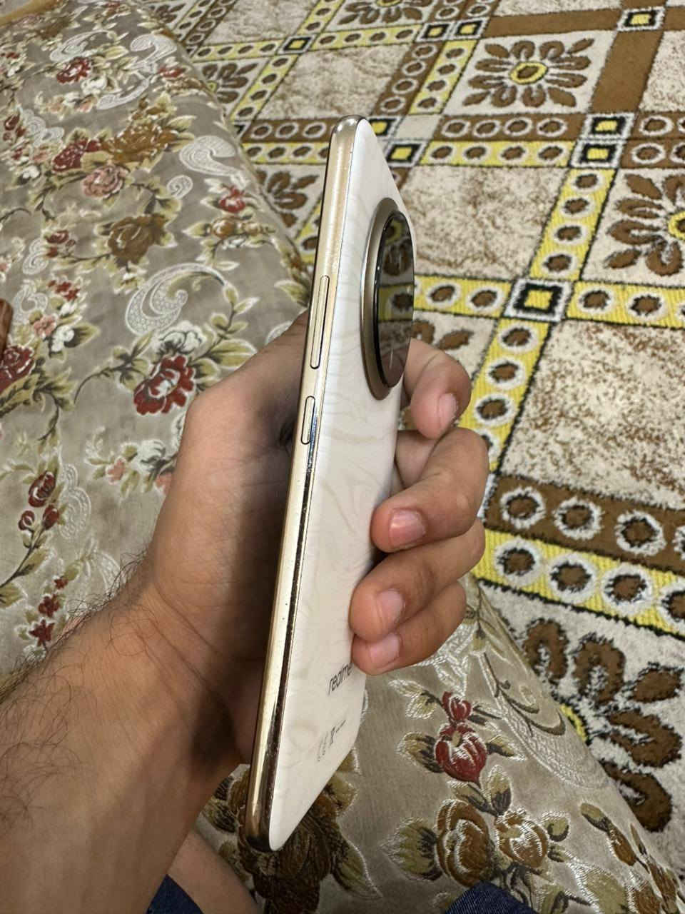 سلام عليكم
ريلمي 14 برو بلس 
الجهاز نضيف 
ذاكره 512
وكل ملحقاته موجوده
رقمي ***********
عنواني بغداد المعامل 
السعر 450 الف
