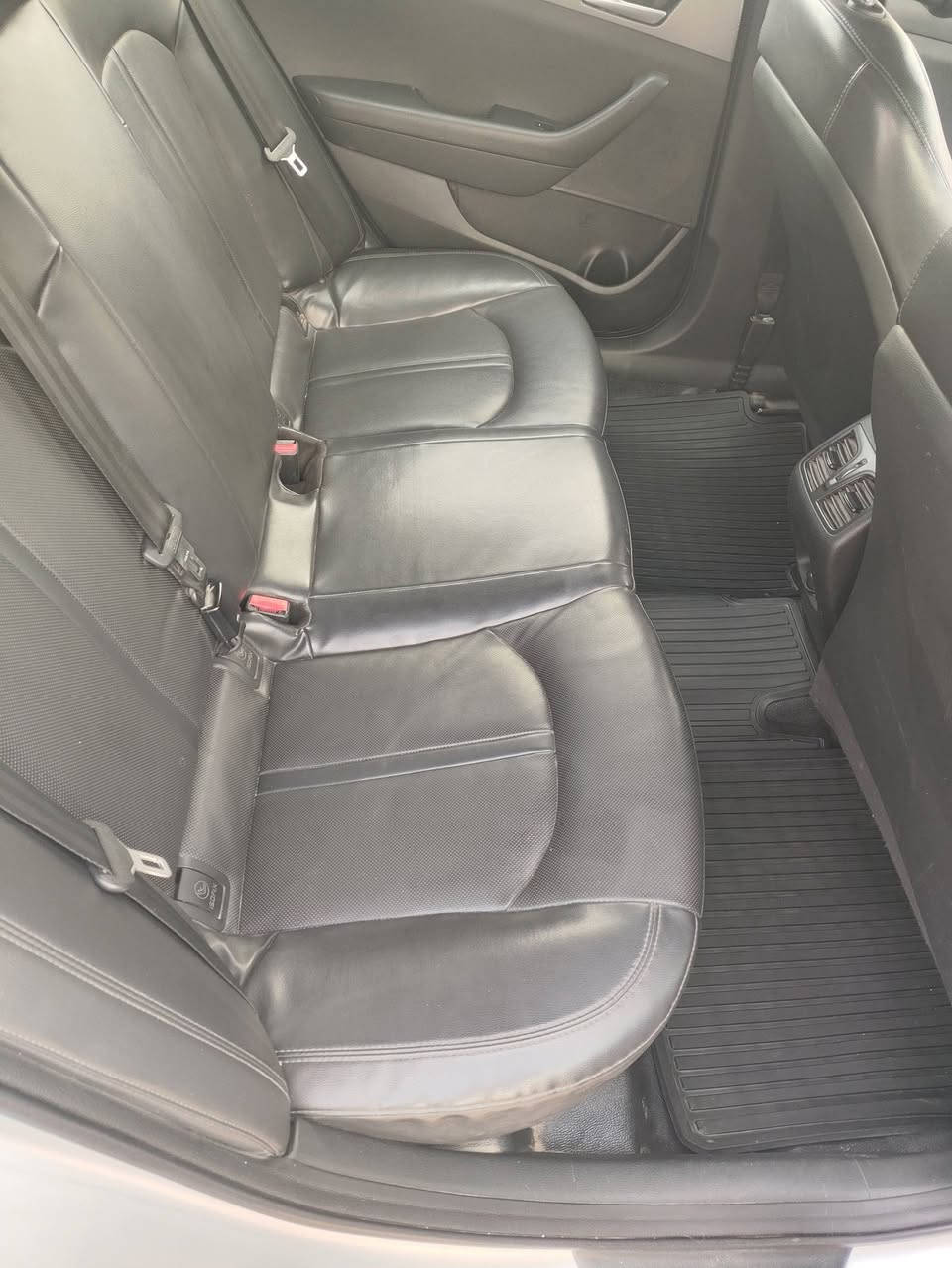 السلام عليكم السعر 130 وبيه مجال قليل حك الجيه فقط مكانه بصره 
سوناته 2017 وارد كوري خط واحد بانزين 

مكفوله من الضربه والحادث والتبديل 

رقم اربيل سنويته منتهيه 

محرك + كير+ تبريد كفاله شرط الفحص + حداديه اولمس بدلته ودهن امس مبدل 

***********
