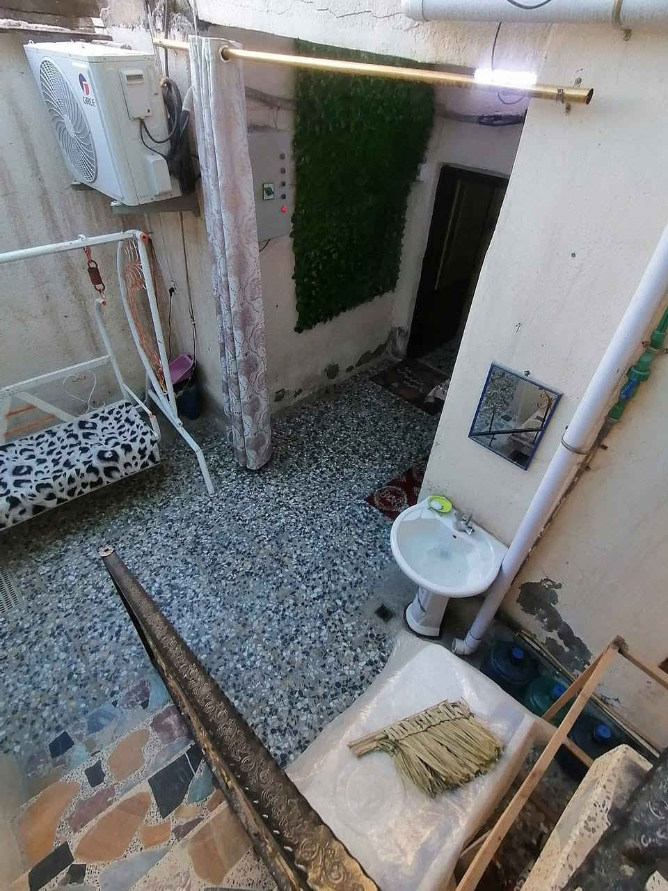 مشتمل للبيع بمنطقة حي الكوفة بشارع الصورة قريب من الاستدارة الاولى السعر50 بي مجال قريب افران ام البنين مابيع قساط اتصال***********
