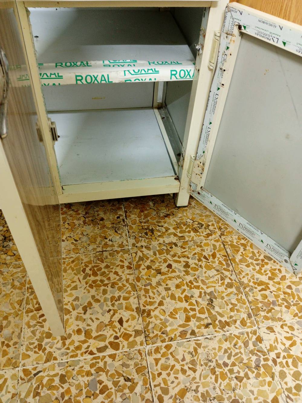 كاونتر ثلاث ابواب نظيف حوض بالوسط العنوان محافظة موصل منطقة نهاية سومر ب112