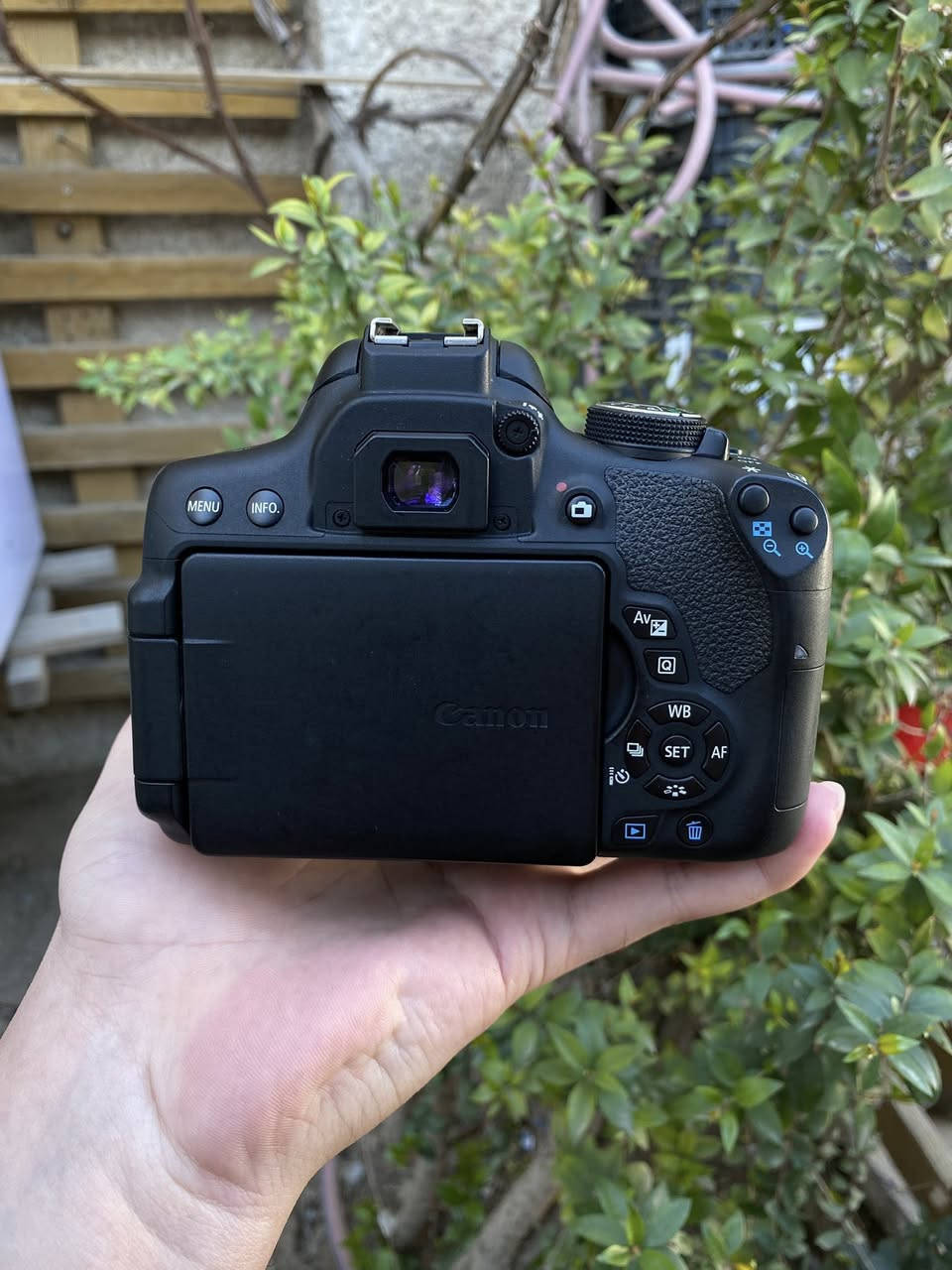 للبيع كامرا كانون 750D الحديثة شاشة لمس قلاب + wifi نضافه فولل.       
ملحقات 
عدسه 18-55 استبلايزر مانع اهتزاز
شاحنة 
بطاريه
جنطة
لاصق شاشه حمايه
كفر حمايه   
السعر 490 الف وبي مجال للطيبين 
مكان بغداد البنوك 
لايوجد توصيل


**إذا كنت صاحب هذا الإعلان وتريد حذفه لأي سبب، رجاءا أرسل رسالة إلى الدعم الفني**