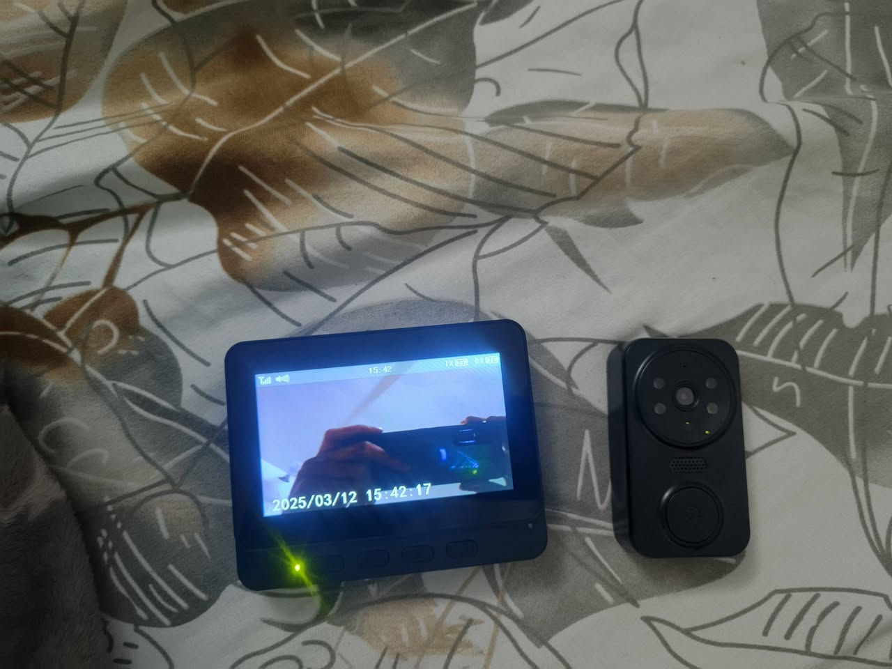 هذا المنتج هو جرس باب ذكي مزود بشاشة فيديو داخلية لتعزيز أمان المنزل.
40 الف مع التوصيل 
نوع الجهاز: جرس باب ذكي مزود بكاميرا. 
الوظائف الرئيسية: عرض مباشر لزوار الباب، الاتصال الصوتي ثنائي الاتجاه، والرؤية الليلية. 
المميزات: شاشة داخلية لعرض الصورة، وإمكانية تسجيل الفيديوهات أو التقاط الصور. 
التوصيل: يعمل لاسلكياً مع بطارية مدمجة


**إذا كنت صاحب هذا الإعلان وتريد حذفه لأي سبب، رجاءا أرسل رسالة إلى الدعم الفني**