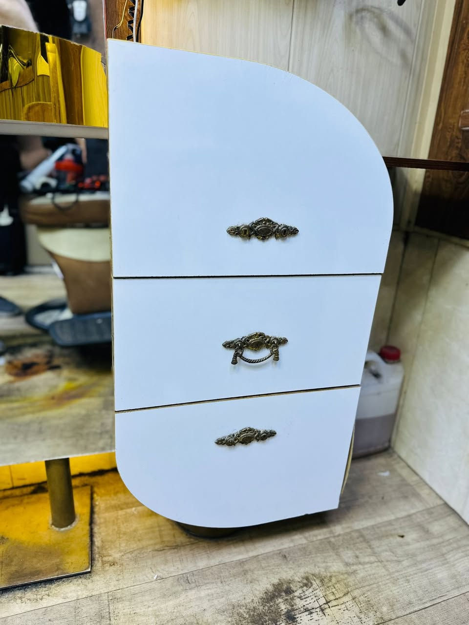 السلام عليكم
(اللهم صلى على محمد وال محمد )
 
للبيع ديكور محل حلاقه استعمال قليل كامل حديث ونظيف 
كراسي حلاقه عدد 3 الكرسي الواحد سعره 100 الف 

مري عدد 3 مع مجراتها ورفوفها  كلهن ب 500 الف قفل 
 قنفات جلد سود عدد 2 50 

مكاني بغداد حي الشباب الي يحب يتفضل خاص


**إذا كنت صاحب هذا الإعلان وتريد حذفه لأي سبب، رجاءا أرسل رسالة إلى الدعم الفني**