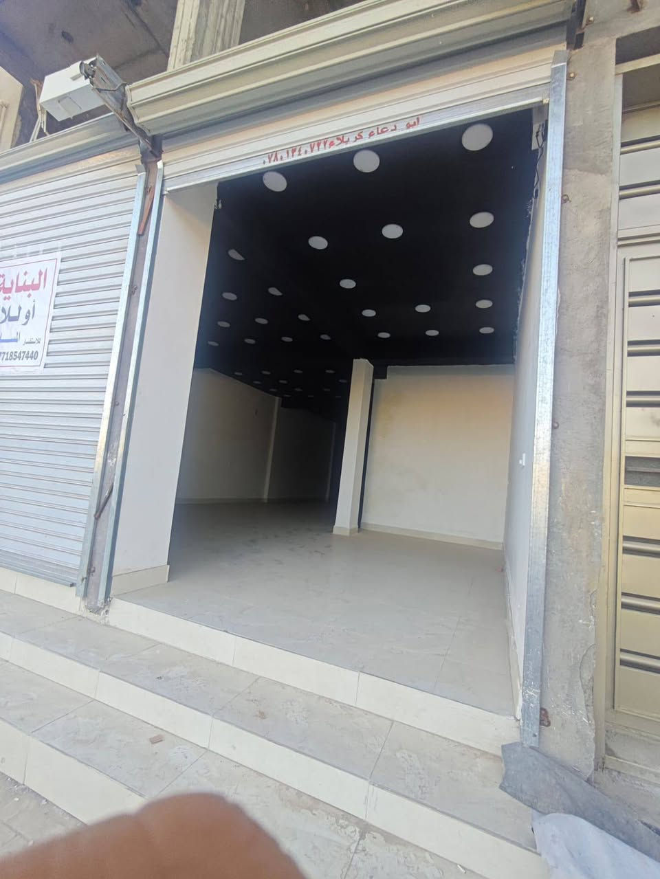 السلام عليكم
عقار للبيع 
الموقع الحر مقابل سوق حي العسكري 
مموقع مميز مقابل اربع مدارس 
بالإضافة الى السوق 
المساحة 200 متر مربع 
10*20
البنايه طابقين 
الطابق الارضي تقريباً كامل المحلات مجهزه وكامله فقط الصحيات متبقي 
الطابق الثاني هيكل كامل مع بيتونه 
البناء تم بإشراف هندسي وتم الاعتناء بالاساسات والأعمدة لكون المخطط موضوع لبناء ثلاث طوابق 
للاستفسار 
***********
‏‪+964 780 438 8100‬‏
