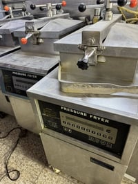 يتوفر اجهزة مطاعم شرقي وغربي مستخدم وجديد للاستفسار ٠٧٧٢٢٢٥٨٩٨٤