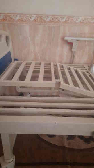 جرباية ( سدية ) للبيع 
تفيد الي عدهم مريض مقعد والي عندهم عيادات
تجي ملحقات كاملة وياها

ملحقاتها: 

فراش للسرير
طبلة طعام
حاملة مغذي
حوض للحاجة ( بول او غائظ ) أكرمكم الله

مميزاتها: 

تقلب الشخص او المريض للجهتين ( يمين و يسار)
ترفع ظهر المريض او تكعده 
ترفع الرجلين ( الاقدام ) 
فيها فتحت وسط لقضاء الحاجة في الحوض

مستعملة مرتين فقط
للإستفسار على الرقم الاتي :

*********** واتساب
*********** خط
