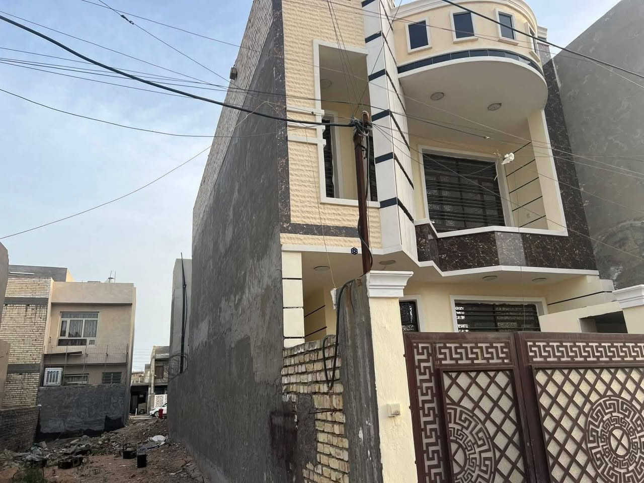 🏠 بيت للبيع في حي الجهاد (منطقة الفرات)
 - بناء حديث درجة أولى
​عرض مميز لمن يبحث عن السكن الراقي والموقع الاستراتيجي في بغداد، بيت بمواصفات هندسية ممتازة وبناء جديد "درجة أولى".

​📍 الموقع:
​العنوان: حي الجهاد - منطقة الفرات (الهياكل).

​المجاورات: بالقرب من مطار بغداد الدولي.

​المؤسسات القريبة: مسافة قريبة جداً من جامعة المشرق و جامعة البيان.

​📐 المساحة والقياسات:
​المساحة الكلية: 150 متر.

​الواجهة: 6 متر.

​النزال: 25 متر.

​🧱 تفاصيل البيت:
​تم تصميم البيت وتوزيعه ليناسب العوائل الكبيرة مع توفير إضاءة وتهوية طبيعية ممتازة:
​غرف النوم: 4 غرف واسعة.

​الاستقبال: صالة استقبال ضيوف فخمة.

​المعيشة: صالة داخلية مع مطبخ حديث.

​المرافق: مجموعة صحيات متكاملة.

​التهوية: يحتوي البيت على (2) منور لضمان دخول الشمس والهواء.

​الخدمات: بناء جاهز للسكن مع كافة الخدمات الأساسية.

​📞 للتواصل والاستفسار:
​للجادين بالشراء، يرجى التواصل مباشرة مع صاحب العقار عبر الأرقام التالية:
​اتصال مباشر: ***********
​واتساب (WhatsApp): ***********
