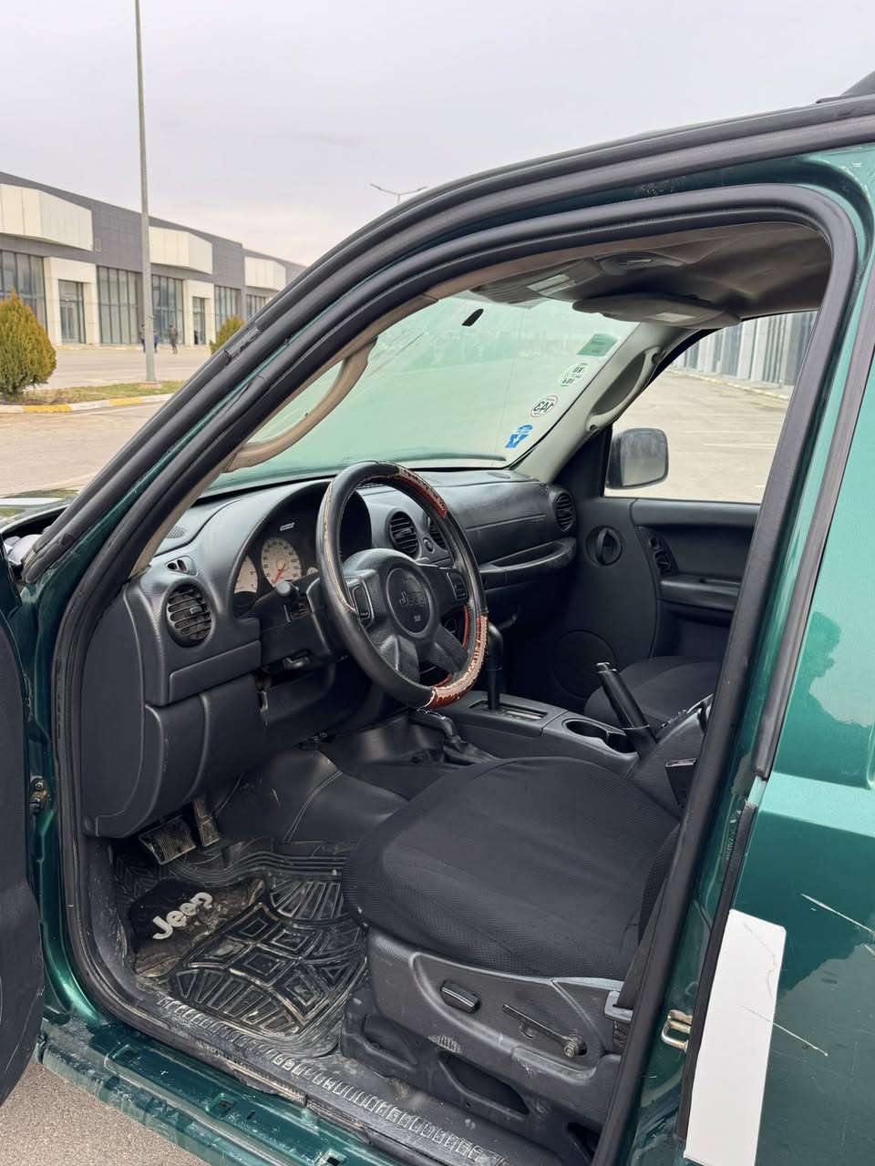 جيب شيروكي
سياره 2004 

كير مكينه كفاله 

صدر حداديه اكسل بشرط 

            ملاحضه 

ع مو جراد جم قطعه صبغ بس بخ للجماله بدون أي ضربه او شخط 

سعر 78 بيه مجاله 
رقم تلفون للستفسار ***********
