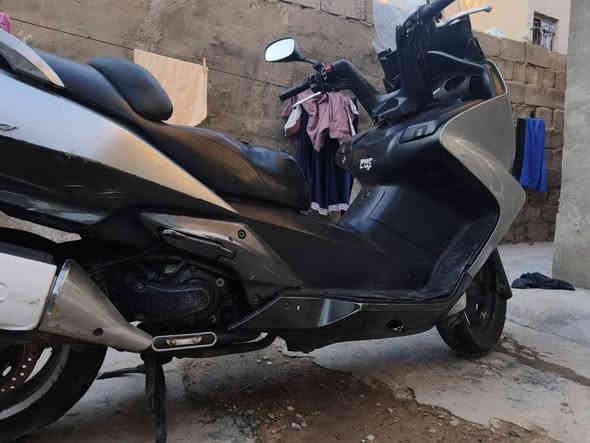 سلفر 600 بقلاوة شغاله كلجات دبلات اماميه خلفية مكفولة محرك وكهربائيات مكفولة لاتنقيص ولاتبخير رايدها بواحد و300 قفل نقصها باتري فقط ماشية 85 مابيه اوراق  شادلهة زنون بوحده سعره 85 ومروحه اضافيه يعني لو بنار جهنم ماتحمه جنطة خلفيه جبيره وحلوة اوفر شغال مكاني بغداد الكمالية رقمي ***********
*********** بغداد
