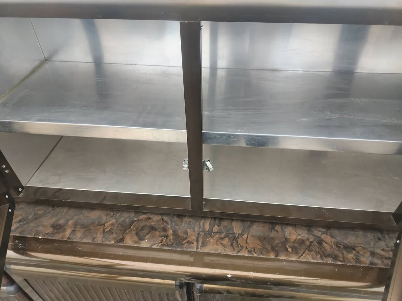 كاونتر الألمنيوم تركي درجة أوله القياس مترين ونص
والسنك متر ونص مابي اي عيب السعر 330 وبي مجال للتواصل ***********
