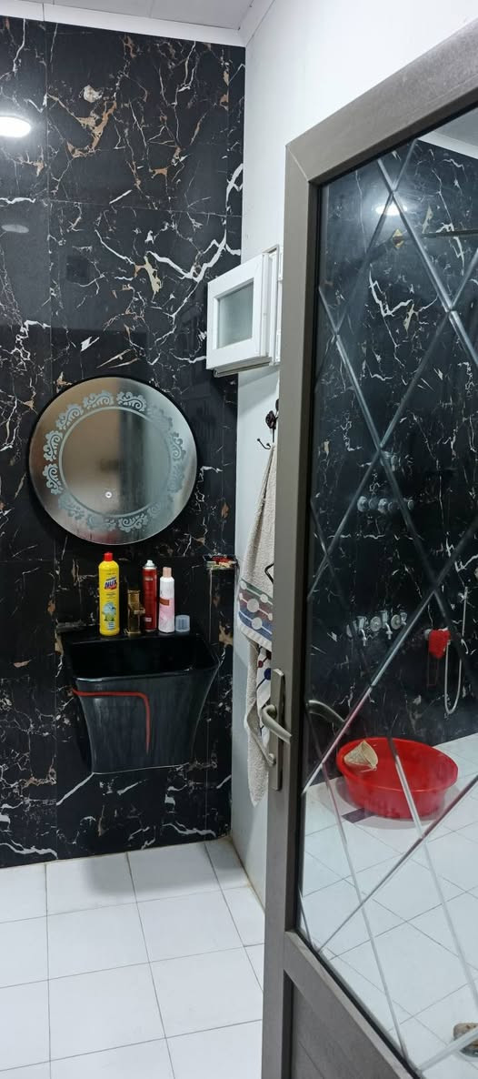 دار للبيع بالخيرات 200 طابوصرف واجه ٨ متر شغل درجه اولى طابوك جمهوري مطلوب اسكان ٣١مليون صار سنه ونص من كمل جديد يباع مع الاثاث وبدون اثاث للاستفسار اتصل ***********
